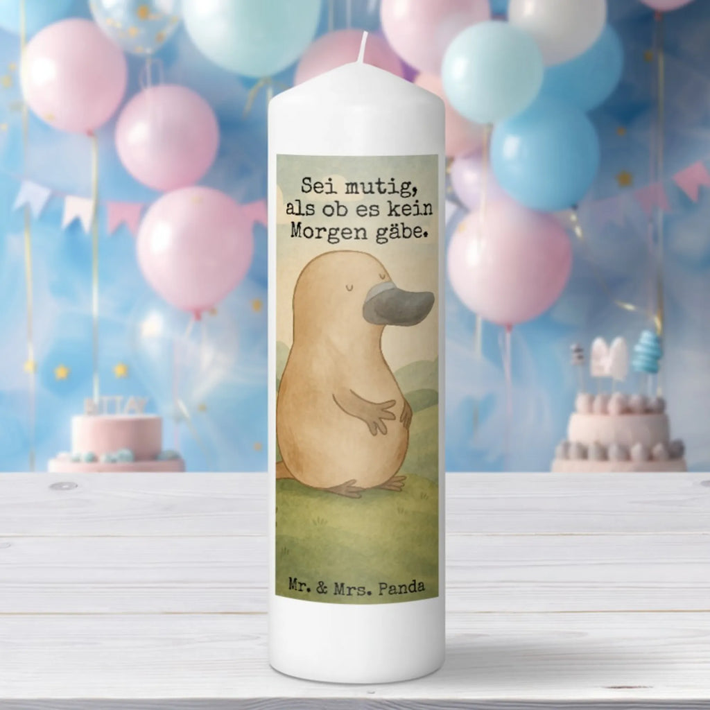 Kerze Schnabeltier Mut Design Stumpenkerze, Kerze Mit Spruch, Kerze Mit Namensgravur, Metall-Kerze, Kerze Für Geburtstag, Dinnerkerze, Kerze Mit Motiv, Laternenkerze, Duftkerze, Grabkerze, Andachtskerze, Trauerkerze, Kerze, Kerze Für Kommunion, Gartenkerze, Outdoor-Kerze, Stumpenkerzen-Set, Kerze Für Firmung, Kerze Für Weihnachten, Kerze Für Advent, Tafelkerze, Kerze Für Hochzeit, Kerze Mit Duft, Handgemachte Kerze, Kerze Mit Fotoeinleger, Kerze Mit Prägung, Blockkerze, Grablicht, Kerze Ohne Duft, Kerze Für Taufe, Teelicht, Sojawachskerze, Fair-Trade-Kerze, Kerze Mit Gravur, Dinnerkerzenpaar, Stabkerze, Glas-Kerze, Tischkerze, Gedenkkerze, Kerze Für Ostern, Votivkerze, Kerze Als Gastgeschenk, Stearin­kerze, Handgegossene Kerze, Bio-Kerze, Streukerze, Meerestiere, Meer, Urlaub, mutig, Neustart, Lebensweisheit, Mut, Arbeit, Neuanfang, Schnabeltiere, Schnabeltier, Büro, Motivation, Weltreise, Training, Raodtrip