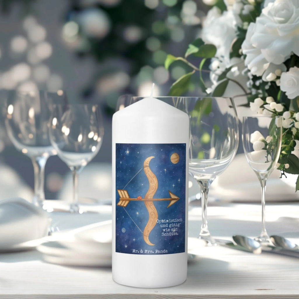 Kerze Sternzeichen Schütze Design Kerze Mit Namensgravur, Kerze Für Geburtstag, Outdoor-Kerze, Teelicht, Laternenkerze, Blockkerze, Kerze Mit Spruch, Kerze Ohne Duft, Metall-Kerze, Kerze Für Weihnachten, Kerze Als Gastgeschenk, Duftkerze, Bio-Kerze, Glas-Kerze, Streukerze, Tischkerze, Andachtskerze, Tafelkerze, Grablicht, Fair-Trade-Kerze, Handgegossene Kerze, Gedenkkerze, Dinnerkerzenpaar, Trauerkerze, Kerze Mit Fotoeinleger, Kerze Für Advent, Stumpenkerzen-Set, Dinnerkerze, Kerze Für Firmung, Sojawachskerze, Stabkerze, Kerze Für Ostern, Kerze Mit Duft, Kerze Für Taufe, Votivkerze, Kerze Für Kommunion, Kerze Mit Gravur, Kerze, Kerze Für Hochzeit, Handgemachte Kerze, Gartenkerze, Kerze Mit Motiv, Grabkerze, Stumpenkerze, Stearin­kerze, Kerze Mit Prägung, Tierkreiszeichen, Sternzeichen, Horoskop, Astrologie, Aszendent, Geschenk Dezember, Geburtstag Dezember, Schütze Geschenk, Schütze Sternzeichen, Geschenk Schützenfest, Schütze, Geschenk November, Geburtstag November