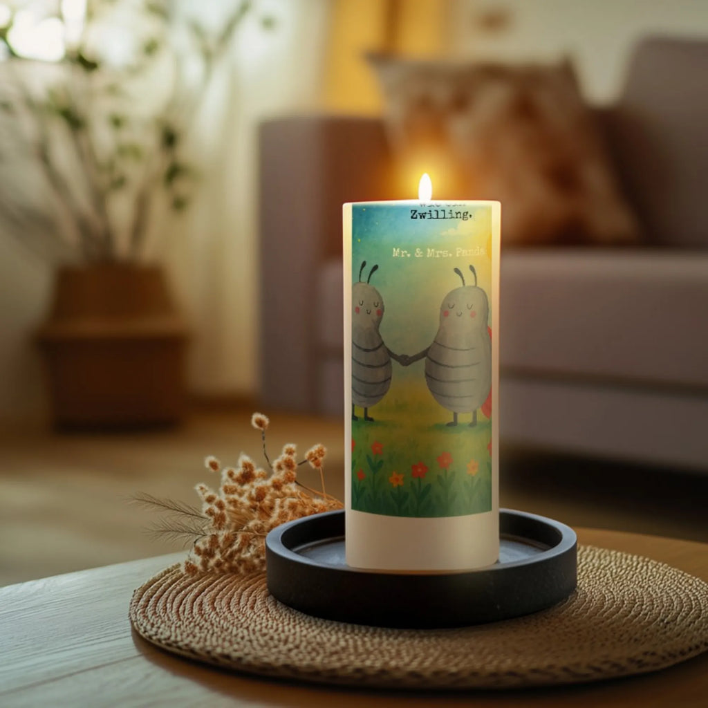 Kerze Sternzeichen Zwilling Design Stearin­kerze, Bio-Kerze, Kerze Mit Motiv, Stabkerze, Kerze Für Weihnachten, Kerze Mit Fotoeinleger, Andachtskerze, Kerze Mit Namensgravur, Kerze Mit Duft, Glas-Kerze, Kerze Mit Gravur, Tafelkerze, Kerze Für Geburtstag, Streukerze, Duftkerze, Kerze Für Advent, Grablicht, Dinnerkerze, Kerze Für Firmung, Blockkerze, Votivkerze, Kerze Für Hochzeit, Kerze Mit Prägung, Kerze Mit Spruch, Kerze Als Gastgeschenk, Sojawachskerze, Kerze, Teelicht, Kerze Für Kommunion, Dinnerkerzenpaar, Kerze Für Ostern, Metall-Kerze, Stumpenkerze, Tischkerze, Laternenkerze, Trauerkerze, Handgegossene Kerze, Kerze Ohne Duft, Fair-Trade-Kerze, Stumpenkerzen-Set, Outdoor-Kerze, Handgemachte Kerze, Kerze Für Taufe, Gartenkerze, Grabkerze, Gedenkkerze, Tierkreiszeichen, Sternzeichen, Horoskop, Astrologie, Aszendent, Geschenk Juni, Geschenk Mai, Zwillingsschwester, Zwillingsbruder, Zwilling Sternzeichen, Glückskäfer, Marienkäfer, Geburtstag Mai, Zwillinge, Zwilling Geschenk