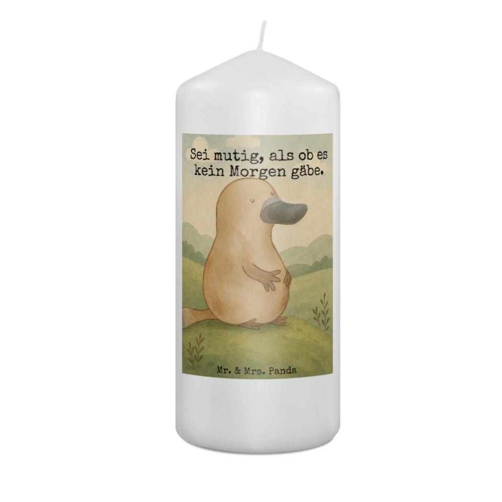 Kerze Schnabeltier Mut Design Stumpenkerze, Kerze Mit Spruch, Kerze Mit Namensgravur, Metall-Kerze, Kerze Für Geburtstag, Dinnerkerze, Kerze Mit Motiv, Laternenkerze, Duftkerze, Grabkerze, Andachtskerze, Trauerkerze, Kerze, Kerze Für Kommunion, Gartenkerze, Outdoor-Kerze, Stumpenkerzen-Set, Kerze Für Firmung, Kerze Für Weihnachten, Kerze Für Advent, Tafelkerze, Kerze Für Hochzeit, Kerze Mit Duft, Handgemachte Kerze, Kerze Mit Fotoeinleger, Kerze Mit Prägung, Blockkerze, Grablicht, Kerze Ohne Duft, Kerze Für Taufe, Teelicht, Sojawachskerze, Fair-Trade-Kerze, Kerze Mit Gravur, Dinnerkerzenpaar, Stabkerze, Glas-Kerze, Tischkerze, Gedenkkerze, Kerze Für Ostern, Votivkerze, Kerze Als Gastgeschenk, Stearin­kerze, Handgegossene Kerze, Bio-Kerze, Streukerze, Meerestiere, Meer, Urlaub, mutig, Neustart, Lebensweisheit, Mut, Arbeit, Neuanfang, Schnabeltiere, Schnabeltier, Büro, Motivation, Weltreise, Training, Raodtrip