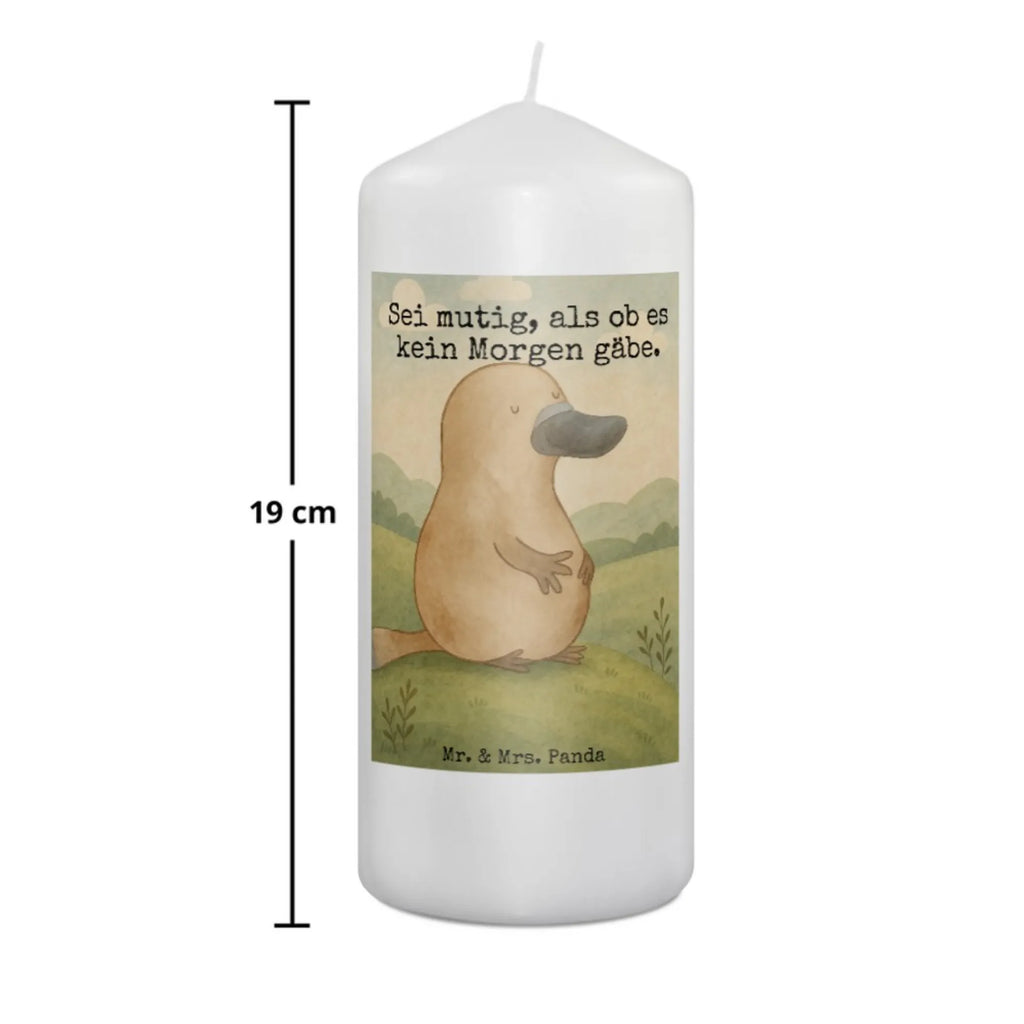 Kerze Schnabeltier Mut Design Stumpenkerze, Kerze Mit Spruch, Kerze Mit Namensgravur, Metall-Kerze, Kerze Für Geburtstag, Dinnerkerze, Kerze Mit Motiv, Laternenkerze, Duftkerze, Grabkerze, Andachtskerze, Trauerkerze, Kerze, Kerze Für Kommunion, Gartenkerze, Outdoor-Kerze, Stumpenkerzen-Set, Kerze Für Firmung, Kerze Für Weihnachten, Kerze Für Advent, Tafelkerze, Kerze Für Hochzeit, Kerze Mit Duft, Handgemachte Kerze, Kerze Mit Fotoeinleger, Kerze Mit Prägung, Blockkerze, Grablicht, Kerze Ohne Duft, Kerze Für Taufe, Teelicht, Sojawachskerze, Fair-Trade-Kerze, Kerze Mit Gravur, Dinnerkerzenpaar, Stabkerze, Glas-Kerze, Tischkerze, Gedenkkerze, Kerze Für Ostern, Votivkerze, Kerze Als Gastgeschenk, Stearin­kerze, Handgegossene Kerze, Bio-Kerze, Streukerze, Meerestiere, Meer, Urlaub, mutig, Neustart, Lebensweisheit, Mut, Arbeit, Neuanfang, Schnabeltiere, Schnabeltier, Büro, Motivation, Weltreise, Training, Raodtrip