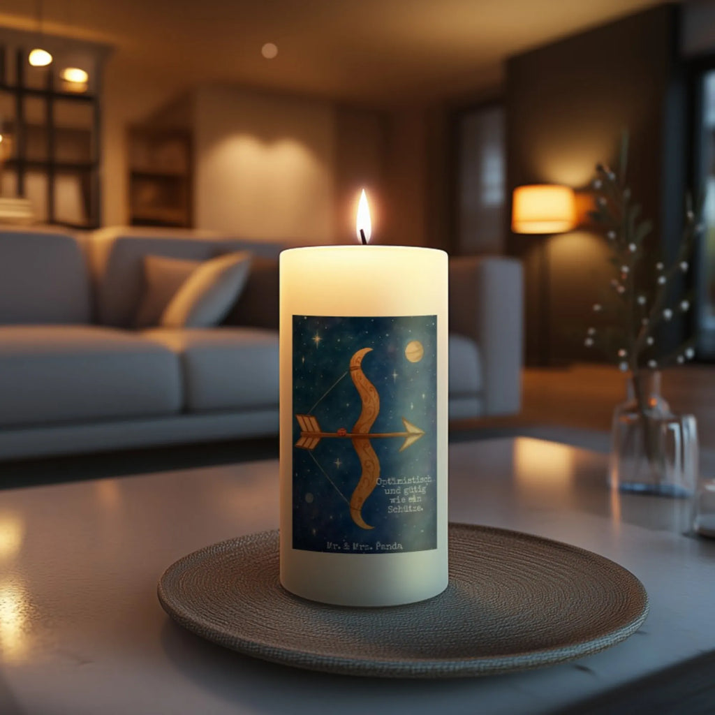 Kerze Sternzeichen Schütze Design Kerze Mit Namensgravur, Kerze Für Geburtstag, Outdoor-Kerze, Teelicht, Laternenkerze, Blockkerze, Kerze Mit Spruch, Kerze Ohne Duft, Metall-Kerze, Kerze Für Weihnachten, Kerze Als Gastgeschenk, Duftkerze, Bio-Kerze, Glas-Kerze, Streukerze, Tischkerze, Andachtskerze, Tafelkerze, Grablicht, Fair-Trade-Kerze, Handgegossene Kerze, Gedenkkerze, Dinnerkerzenpaar, Trauerkerze, Kerze Mit Fotoeinleger, Kerze Für Advent, Stumpenkerzen-Set, Dinnerkerze, Kerze Für Firmung, Sojawachskerze, Stabkerze, Kerze Für Ostern, Kerze Mit Duft, Kerze Für Taufe, Votivkerze, Kerze Für Kommunion, Kerze Mit Gravur, Kerze, Kerze Für Hochzeit, Handgemachte Kerze, Gartenkerze, Kerze Mit Motiv, Grabkerze, Stumpenkerze, Stearin­kerze, Kerze Mit Prägung, Tierkreiszeichen, Sternzeichen, Horoskop, Astrologie, Aszendent, Geschenk Dezember, Geburtstag Dezember, Schütze Geschenk, Schütze Sternzeichen, Geschenk Schützenfest, Schütze, Geschenk November, Geburtstag November