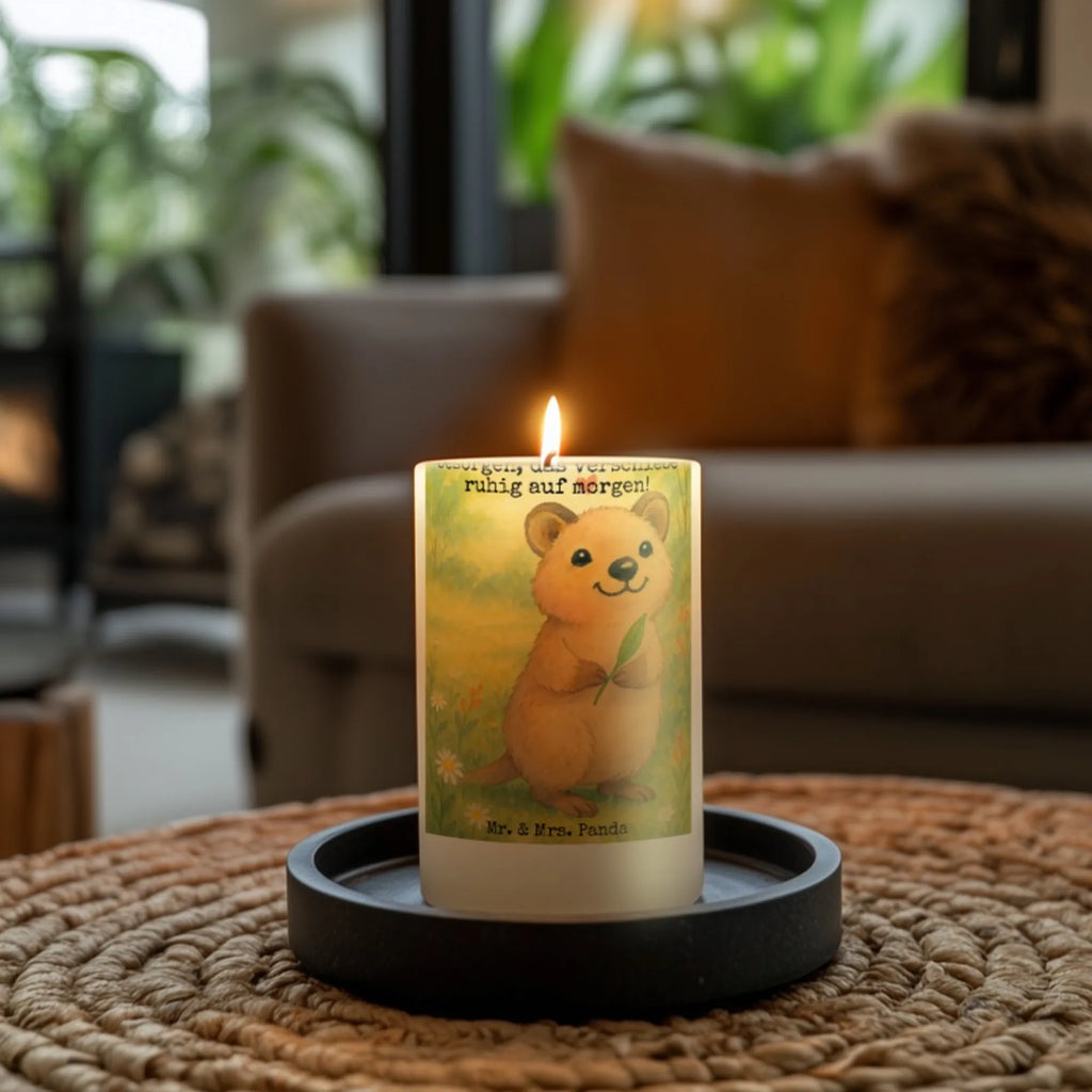 Kerze Quokka Happy Design Kerze Für Hochzeit, Bio-Kerze, Glas-Kerze, Kerze Mit Motiv, Sojawachskerze, Stabkerze, Gartenkerze, Grabkerze, Outdoor-Kerze, Gedenkkerze, Kerze Mit Fotoeinleger, Kerze Für Ostern, Stumpenkerzen-Set, Kerze Mit Prägung, Teelicht, Tafelkerze, Duftkerze, Kerze Mit Gravur, Kerze, Tischkerze, Kerze Für Weihnachten, Laternenkerze, Streukerze, Metall-Kerze, Kerze Ohne Duft, Kerze Für Firmung, Kerze Mit Namensgravur, Votivkerze, Stearin­kerze, Kerze Als Gastgeschenk, Fair-Trade-Kerze, Kerze Für Advent, Dinnerkerzenpaar, Stumpenkerze, Kerze Für Kommunion, Kerze Für Taufe, Dinnerkerze, Kerze Für Geburtstag, Kerze Mit Duft, Handgegossene Kerze, Andachtskerze, Trauerkerze, Grablicht, Blockkerze, Handgemachte Kerze, Kerze Mit Spruch, Tiermotive, Gute Laune, lustige Sprüche, Tiere, Lustiger Spruch, Dinge erledigen, Quokka, Verschieben, Aufschieberitis, Niedliches Tier
