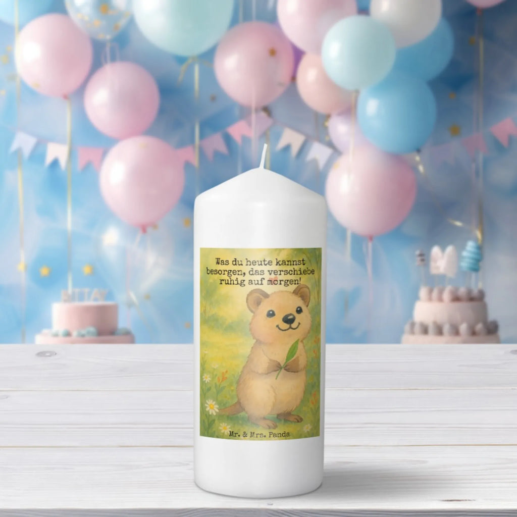 Kerze Quokka Happy Design Kerze Für Hochzeit, Bio-Kerze, Glas-Kerze, Kerze Mit Motiv, Sojawachskerze, Stabkerze, Gartenkerze, Grabkerze, Outdoor-Kerze, Gedenkkerze, Kerze Mit Fotoeinleger, Kerze Für Ostern, Stumpenkerzen-Set, Kerze Mit Prägung, Teelicht, Tafelkerze, Duftkerze, Kerze Mit Gravur, Kerze, Tischkerze, Kerze Für Weihnachten, Laternenkerze, Streukerze, Metall-Kerze, Kerze Ohne Duft, Kerze Für Firmung, Kerze Mit Namensgravur, Votivkerze, Stearin­kerze, Kerze Als Gastgeschenk, Fair-Trade-Kerze, Kerze Für Advent, Dinnerkerzenpaar, Stumpenkerze, Kerze Für Kommunion, Kerze Für Taufe, Dinnerkerze, Kerze Für Geburtstag, Kerze Mit Duft, Handgegossene Kerze, Andachtskerze, Trauerkerze, Grablicht, Blockkerze, Handgemachte Kerze, Kerze Mit Spruch, Tiermotive, Gute Laune, lustige Sprüche, Tiere, Lustiger Spruch, Dinge erledigen, Quokka, Verschieben, Aufschieberitis, Niedliches Tier