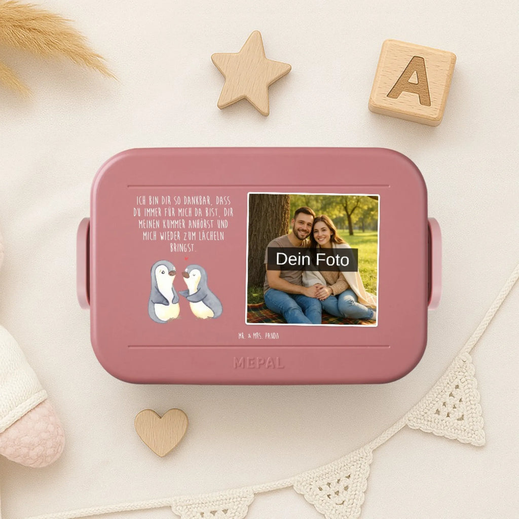 MEPAL Foto Bentobox Pinguine trösten Foto Bentobox, Foto Lunchbox, Foto Brotdose, Liebe, Partner, Freund, Freundin, Ehemann, Ehefrau, Heiraten, Verlobung, Heiratsantrag, Liebesgeschenk, Jahrestag, Hocheitstag, Hochzeitstag, für Ehemann, für Männer, Geschenk für Frauen, Liebesbeweis, Geschenk für Freundin, Valentinstag, Geschenk für Partner, Mitbringsel