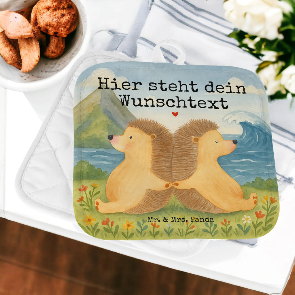 Personalisierte Topflappen Igel händchenhaltend Design Topflappen personalisiert, Topflappen Set personalisiert, Personalisierter Ofenhandschuh, Personalisierte Topfuntersetzer, Topflappen mit Namen, Namensaufdruck, Liebe, Partner, Freund, Freundin, Ehemann, Ehefrau, Heiraten, Verlobung, Heiratsantrag, Liebesgeschenk, Jahrestag, Hocheitstag, Hochzeit, Liebesbeweis, Hand in Hand, Lieblingsmensch, Igel, große Liebe, Geschenk für zwei, Igelliebe, Liebesbotschaft, Love, Gemeinsamkeit