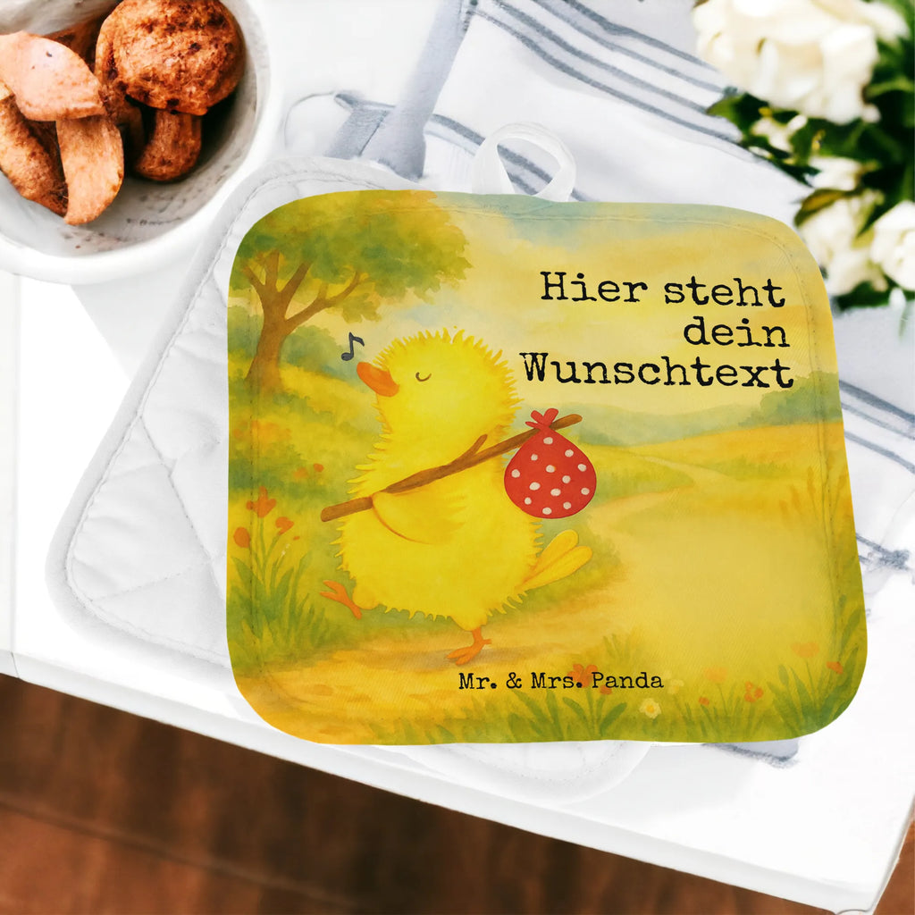 Personalisierte Topflappen Küken Wander Design Namensaufdruck, Topflappen Set personalisiert, Personalisierte Topfuntersetzer, Personalisierter Ofenhandschuh, Topflappen personalisiert, Topflappen mit Namen, Ostern, Osterhase, Ostergeschenke, Osternest, Osterdeko, Geschenke zu Ostern, Ostern Geschenk, Ostergeschenke Kinder, Ostern Kinder, Frohe Ostern, Ei, Freude, Backpacker, Ostergrüße, Küken, Wunder, Reisen, Zeitmanagement, Ostereier, Grüße, Zeit, Osterei, Weltenbummler, Frühlingsgefühle, liebe Grüße, Flausen