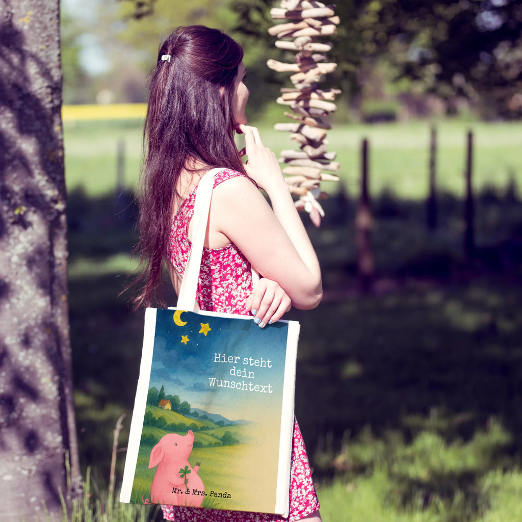 Personalisierte Tragetasche Schwein Glück Design Tragetasche mit Namen, Personalisierte Einkaufstasche, Personalisierte Kindergartentasche, Personalisierte Jutetasche, Personalisierte Tasche, Stoffbeutel mit Namen, Personalisierte Beuteltasche, Personalisierter Stoffbeutel, Einkaufstasche mit Namen, Personalisierter Beutel, Personalisierter Jutebeutel, Tiermotive, Gute Laune, lustige Sprüche, Tiere, Schwein, Träume, Sernchen, Glücksbringer, Motivation, Sterne, Ziele, Glücksschwein. Glück, Schweinchen