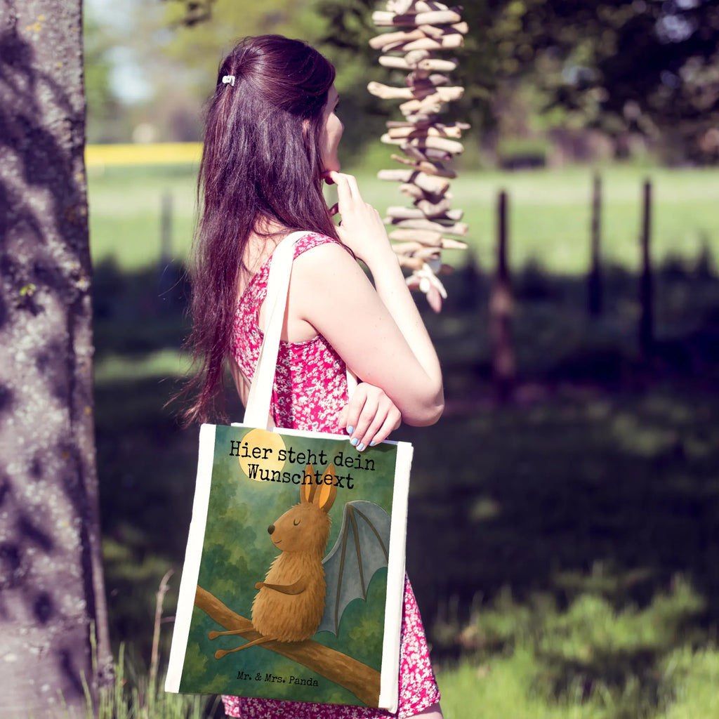 Personalisierte Tragetasche Fledermaus Sitzen Design Personalisierte Einkaufstasche, Personalisierte Beuteltasche, Personalisierte Tasche, Einkaufstasche mit Namen, Stoffbeutel mit Namen, Personalisierter Jutebeutel, Personalisierte Kindergartentasche, Personalisierter Stoffbeutel, Personalisierte Jutetasche, Tragetasche mit Namen, Personalisierter Beutel, Tiermotive, Gute Laune, lustige Sprüche, Tiere, entspannen, Motivation, Fledermäuse, Fledermaus