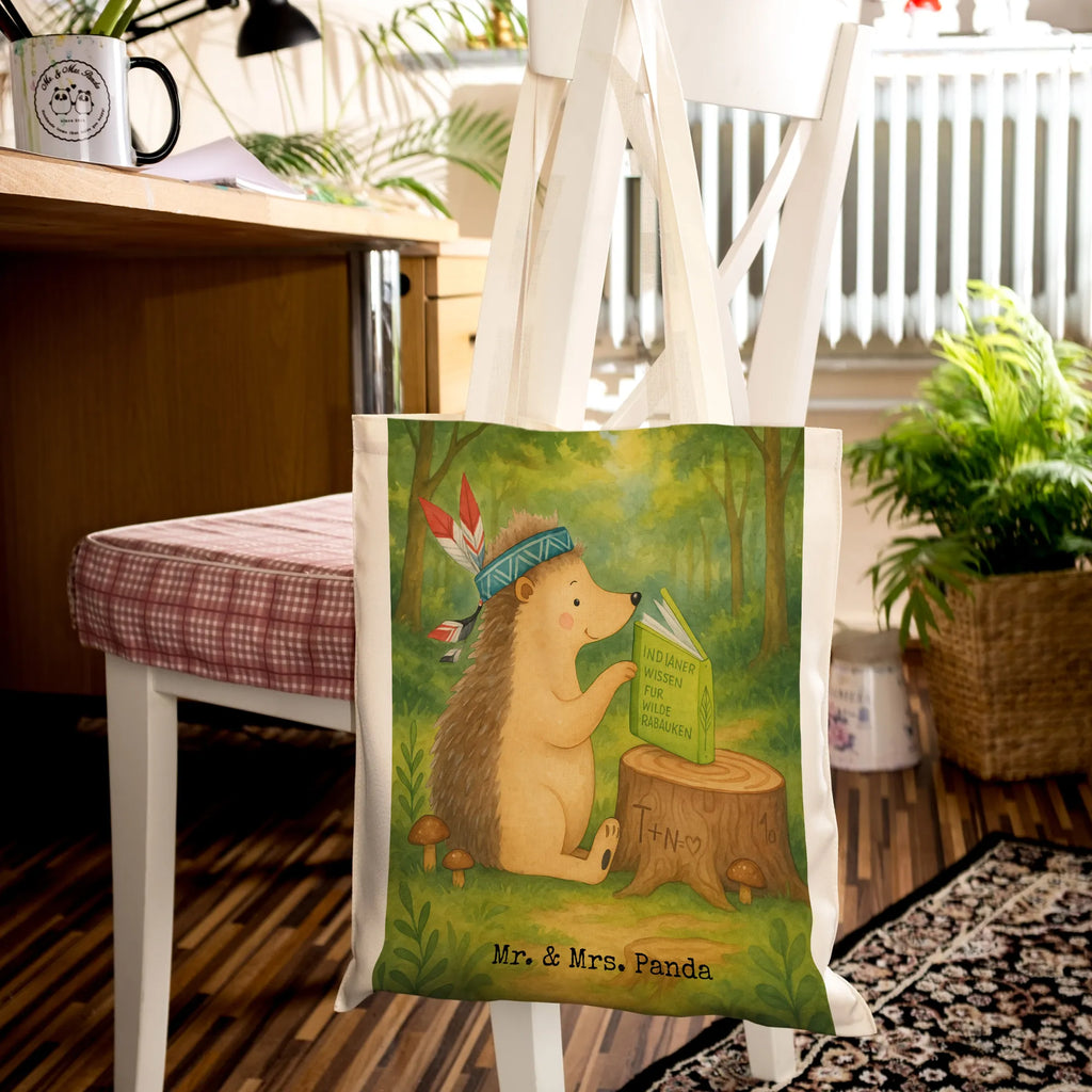 Tragetasche Igel Federschmuck Design Einkaufstüte, Stofftasche, Einkaufstasche, Stoffbeutel, Umhängetasche, Badetasche, Jutetasche, Strandtasche, Laptoptasche, Schultertasche, Tasche, Shopper, Tragetasche, Beutel, Jutebeutel, Beuteltasche, Waldtiere, Tiere, Abenteuer, Lagerfeuer, Camping, Indianer, Igel