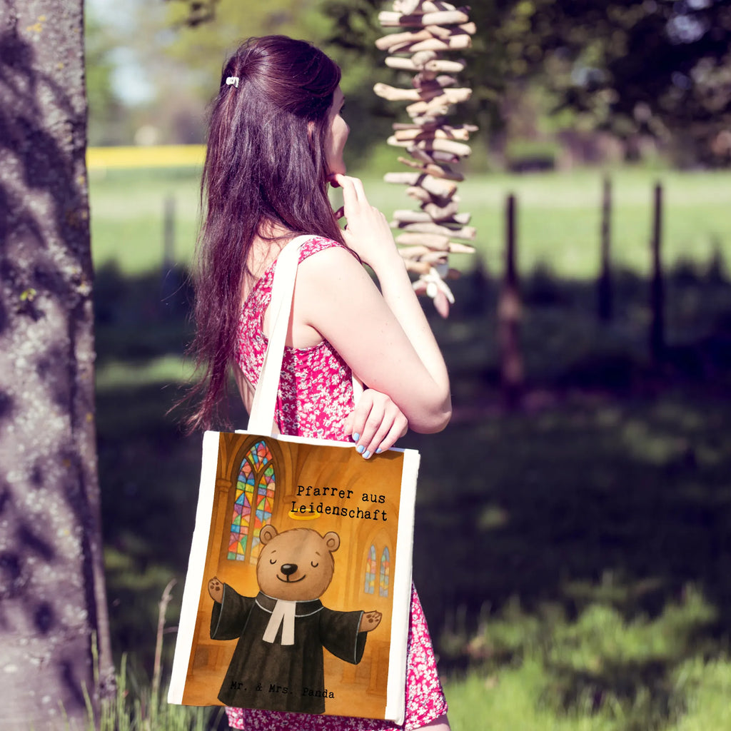 Tragetasche Pfarrer Leidenschaft Design Tasche, Jutebeutel, Beutel, Stoffbeutel, Shopper, Strandtasche, Tragetasche, Umhängetasche, Jutetasche, Beuteltasche, Laptoptasche, Stofftasche, Schultertasche, Einkaufstasche, Einkaufstüte, Badetasche, Beruf, Ausbildung, Jubiläum, Abschied, Rente, Kollege, Kollegin, Geschenk, Schenken, Arbeitskollege, Mitarbeiter, Firma, Danke, Dankeschön, Pastor, Theologe, Prediger<br />Priester, Pfarrer, Diener Gottes<br />Geistlicher, Kirche