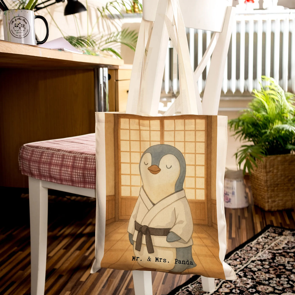 Tragetasche Pinguin Karate Design Stoffbeutel, Tragetasche, Schultertasche, Laptoptasche, Einkaufstüte, Beutel, Badetasche, Jutebeutel, Strandtasche, Einkaufstasche, Beuteltasche, Shopper, Jutetasche, Stofftasche, Tasche, Umhängetasche, Geschenk, Sport, Sportart, Hobby, Schenken, Danke, Dankeschön, Auszeichnung, Gewinn, Sportler, Karate, Kampfkunst, Karate Verein, Kampfsportart, Selbstverteidigung
