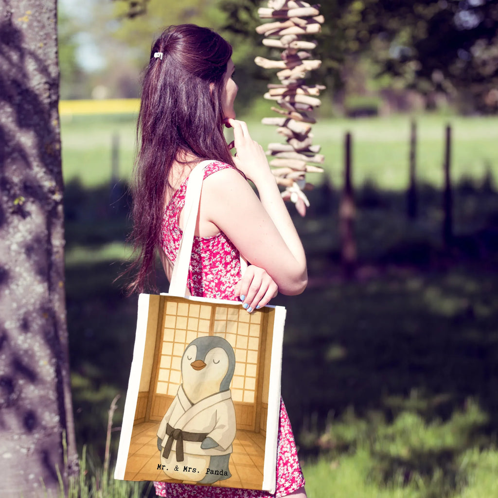 Tragetasche Pinguin Karate Design Stoffbeutel, Tragetasche, Schultertasche, Laptoptasche, Einkaufstüte, Beutel, Badetasche, Jutebeutel, Strandtasche, Einkaufstasche, Beuteltasche, Shopper, Jutetasche, Stofftasche, Tasche, Umhängetasche, Geschenk, Sport, Sportart, Hobby, Schenken, Danke, Dankeschön, Auszeichnung, Gewinn, Sportler, Karate, Kampfkunst, Karate Verein, Kampfsportart, Selbstverteidigung