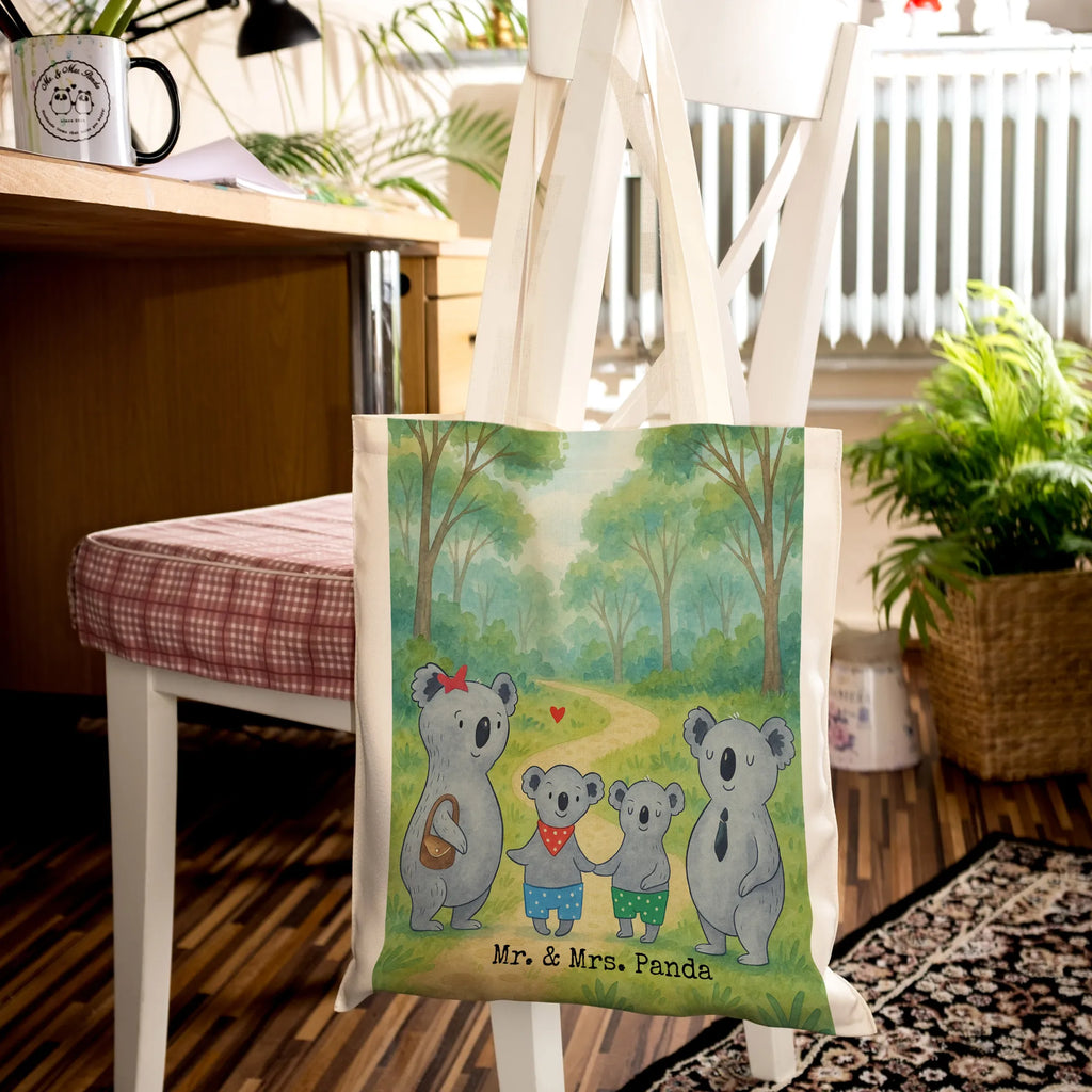 Tragetasche Koala Familie zwei Design Tragetasche, Beuteltasche, Stoffbeutel, Schultertasche, Tasche, Badetasche, Einkaufstasche, Jutetasche, Strandtasche, Einkaufstüte, Jutebeutel, Shopper, Umhängetasche, Laptoptasche, Beutel, Stofftasche, Familie, Vatertag, Muttertag, Bruder, Schwester, Mama, Papa, Oma, Opa, Lieblingsfamilie, Koalafamilie, Koalabär, beste Familie, Familienzeit, Koala, Familienleben