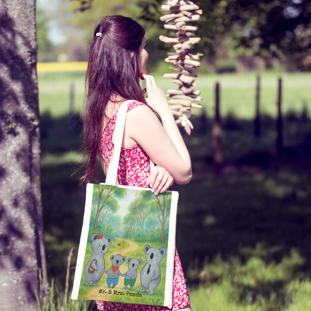 Tragetasche Koala Familie zwei Design Tragetasche, Beuteltasche, Stoffbeutel, Schultertasche, Tasche, Badetasche, Einkaufstasche, Jutetasche, Strandtasche, Einkaufstüte, Jutebeutel, Shopper, Umhängetasche, Laptoptasche, Beutel, Stofftasche, Familie, Vatertag, Muttertag, Bruder, Schwester, Mama, Papa, Oma, Opa, Lieblingsfamilie, Koalafamilie, Koalabär, beste Familie, Familienzeit, Koala, Familienleben