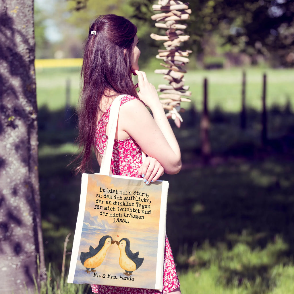 Tote bag Penguins in love Design Umhängetasche, Stofftasche, Beutel, Shopper, Beuteltasche, Laptoptasche, Strandtasche, Jutebeutel, Tasche, Badetasche, Schultertasche, Tragetasche, Jutetasche, Einkaufstüte, Einkaufstasche, Stoffbeutel, Liebe, Partner, Freund, Freundin, Ehemann, Ehefrau, Heiraten, Verlobung, Heiratsantrag, Liebesgeschenk, Jahrestag, Hocheitstag, Pärchen. Liebespaar, Gastgeschenk, Geschenk Freundin, Geschenk Hochzeitstag, Love, Pinguin, Pinguin Paar, Verlobte, Pinguine, Liebesbeweis, Hochzeitstag, Liebesspruch, Pinguin Liebe, Geschenk Freund, Verlobter, Geschenkidee, Hochzeit, Pinguinpaar, Paar