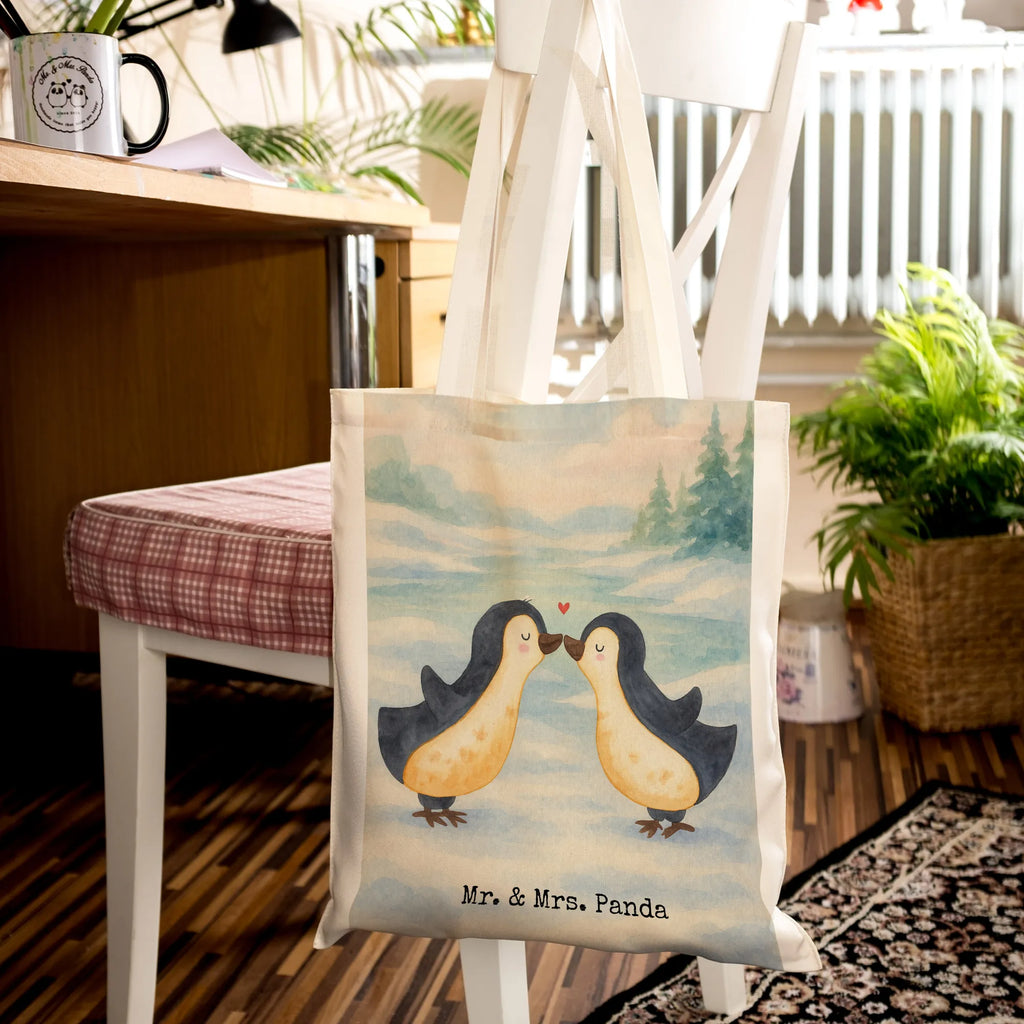 Tote bag Penguins in love Design Umhängetasche, Stofftasche, Beutel, Shopper, Beuteltasche, Laptoptasche, Strandtasche, Jutebeutel, Tasche, Badetasche, Schultertasche, Tragetasche, Jutetasche, Einkaufstüte, Einkaufstasche, Stoffbeutel, Liebe, Partner, Freund, Freundin, Ehemann, Ehefrau, Heiraten, Verlobung, Heiratsantrag, Liebesgeschenk, Jahrestag, Hocheitstag, Pärchen. Liebespaar, Gastgeschenk, Geschenk Freundin, Geschenk Hochzeitstag, Love, Pinguin, Pinguin Paar, Verlobte, Pinguine, Liebesbeweis, Hochzeitstag, Liebesspruch, Pinguin Liebe, Geschenk Freund, Verlobter, Geschenkidee, Hochzeit, Pinguinpaar, Paar