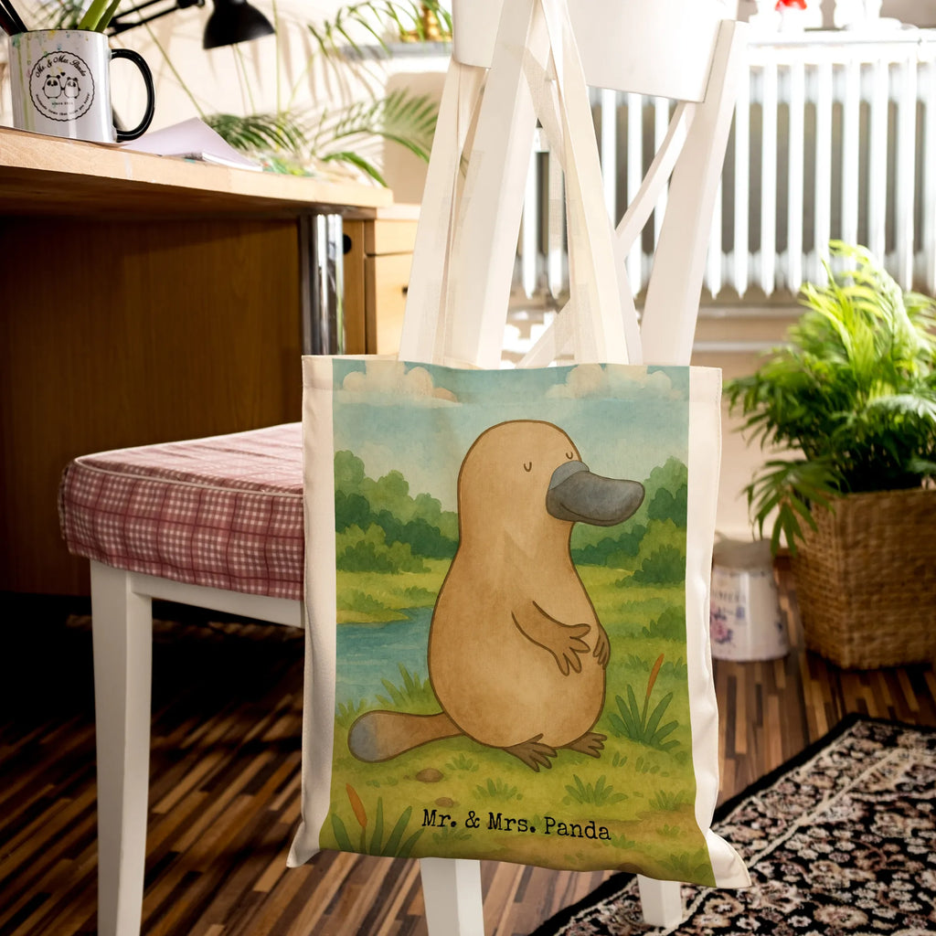 Tragetasche Schnabeltier Mut Design Shopper, Badetasche, Tasche, Jutebeutel, Einkaufstüte, Schultertasche, Jutetasche, Stoffbeutel, Beutel, Strandtasche, Tragetasche, Umhängetasche, Stofftasche, Beuteltasche, Laptoptasche, Einkaufstasche, Meerestiere, Meer, Urlaub, Büro, Schnabeltiere, Lebensweisheit, Neustart, Raodtrip, Weltreise, Training, Neuanfang, Motivation, Arbeit, Schnabeltier, Mut, mutig