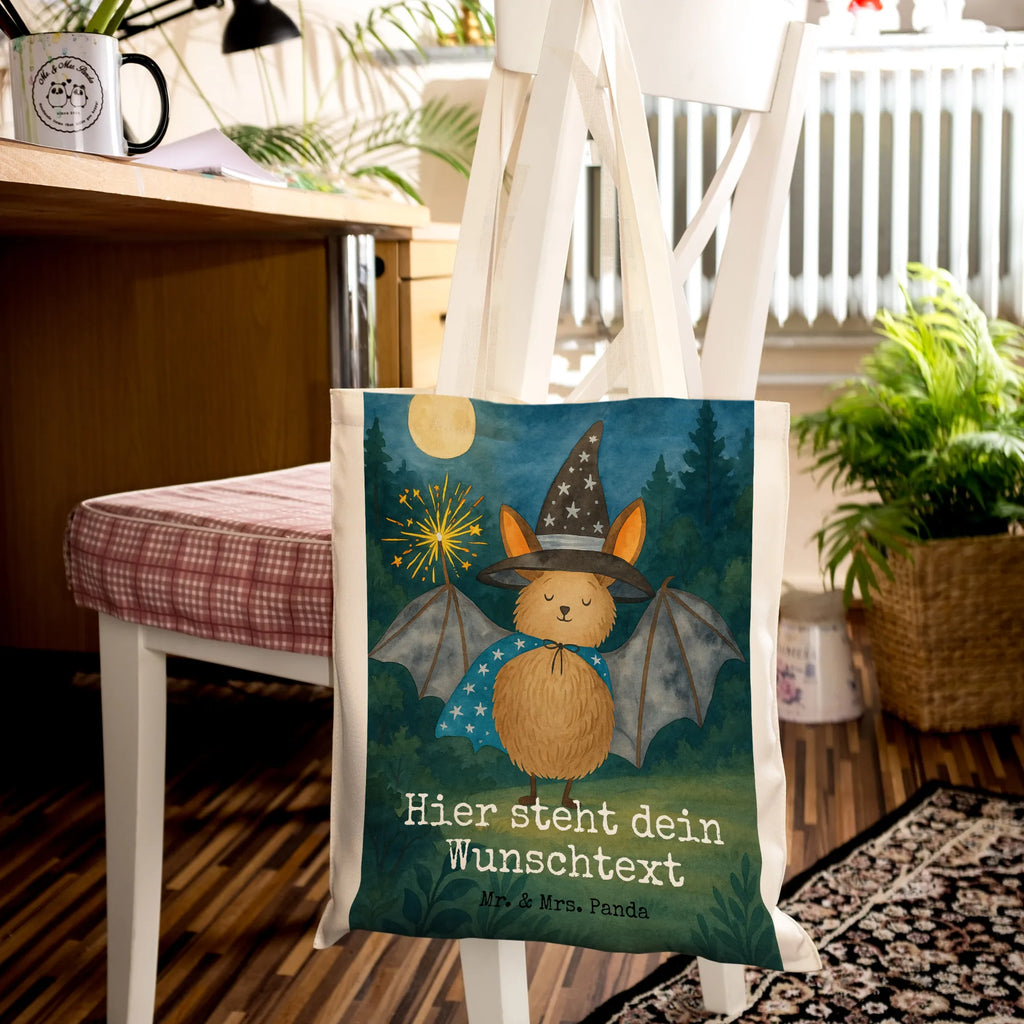 Personalisierte Tragetasche Fledermaus Zauberer Design Personalisierter Stoffbeutel, Personalisierte Beuteltasche, Personalisierter Jutebeutel, Personalisierte Einkaufstasche, Personalisierter Beutel, Einkaufstasche mit Namen, Personalisierte Tasche, Personalisierte Jutetasche, Tragetasche mit Namen, Personalisierte Kindergartentasche, Stoffbeutel mit Namen, Tiermotive, Gute Laune, lustige Sprüche, Tiere, Fledermaus, Fledermäuse, Zauberer, reinsteigern, Magier, Frauen
