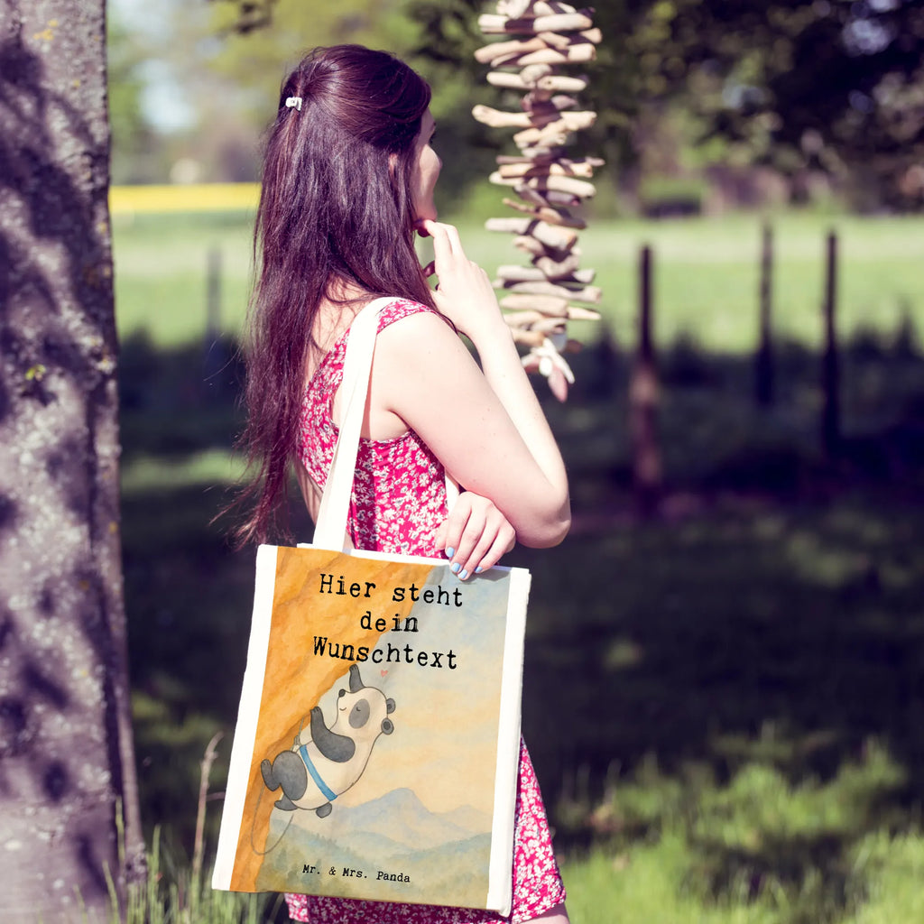 Personalisierte Tragetasche Panda Klettern Design Personalisierter Beutel, Personalisierter Jutebeutel, Tragetasche mit Namen, Einkaufstasche mit Namen, Personalisierte Kindergartentasche, Personalisierter Stoffbeutel, Personalisierte Tasche, Personalisierte Einkaufstasche, Personalisierte Jutetasche, Personalisierte Beuteltasche, Stoffbeutel mit Namen, Geschenk, Sport, Sportart, Hobby, Schenken, Danke, Dankeschön, Auszeichnung, Gewinn, Sportler, Bouldern, Klettersport, Klettern, Kletterhalle