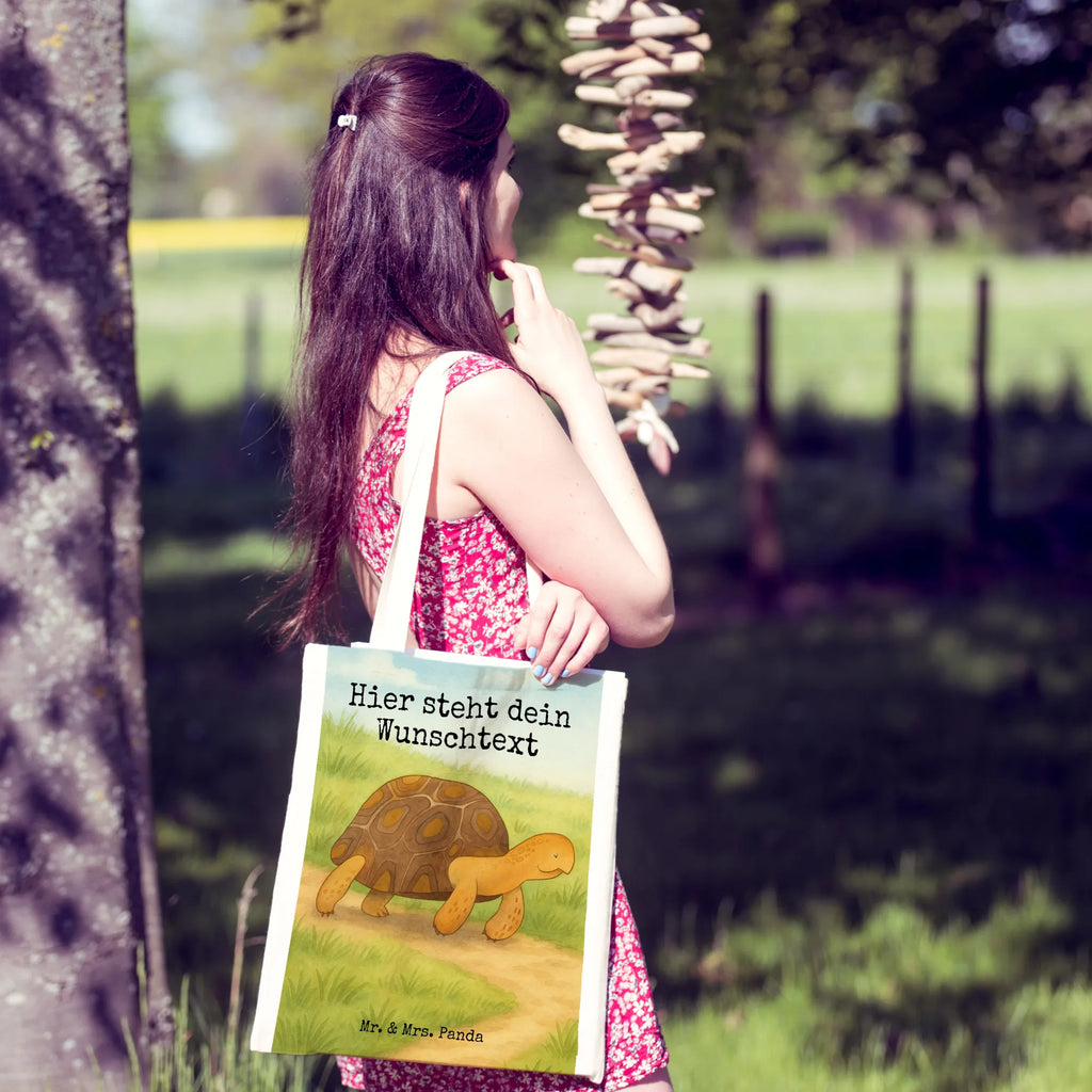 Personalisierte Tragetasche Schildkröte Marschieren Design Personalisierte Kindergartentasche, Personalisierte Einkaufstasche, Stoffbeutel mit Namen, Personalisierte Beuteltasche, Personalisierter Beutel, Personalisierter Jutebeutel, Personalisierte Jutetasche, Tragetasche mit Namen, Personalisierter Stoffbeutel, Einkaufstasche mit Namen, Personalisierte Tasche, Meerestiere, Meer, Urlaub, Schildkröten, Lieblingsmensch, Schildkröte, get lost, Motivation, Reiselust, Abenteuer, Inspiration, Neustart