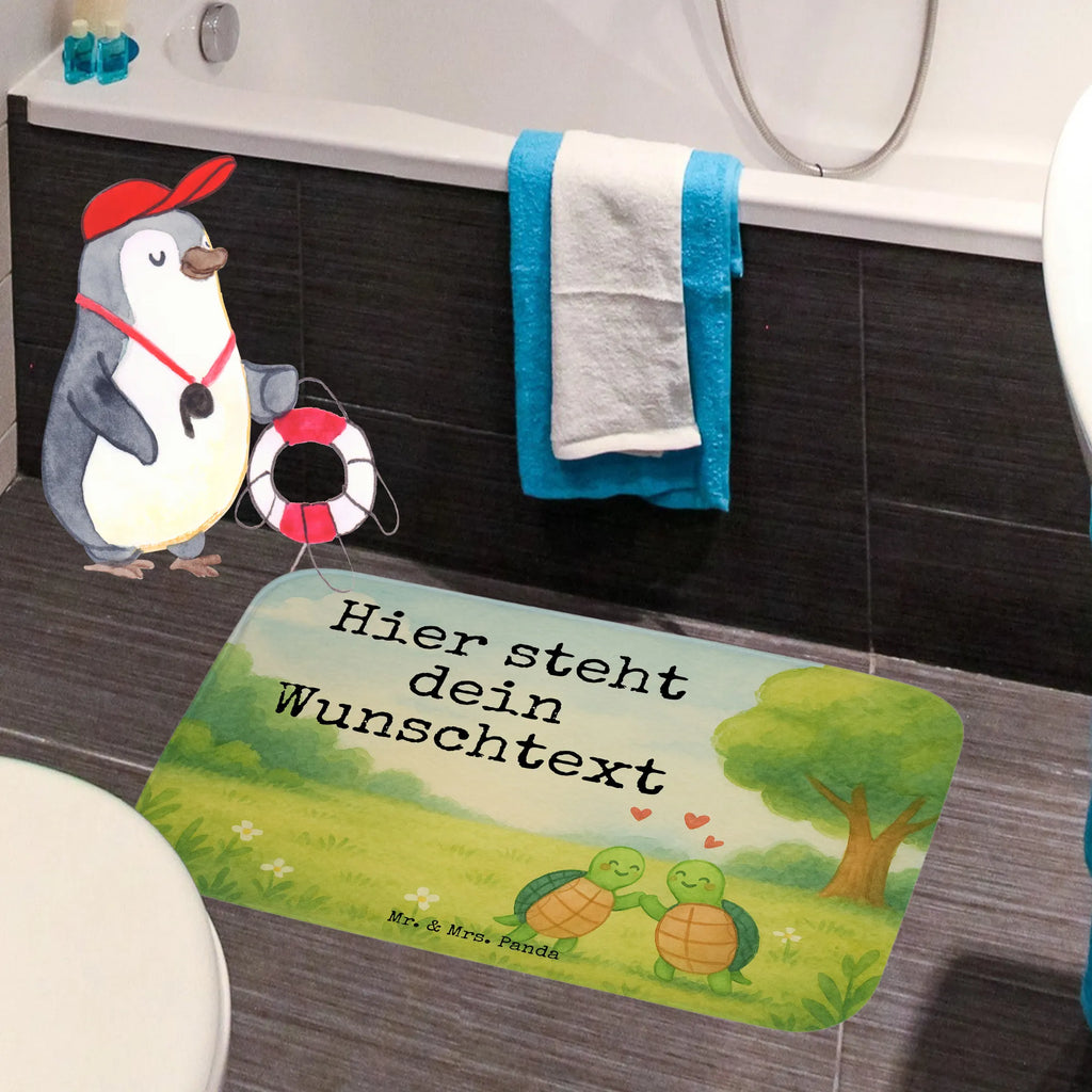 Personalisierte Badematte Schildkröten Paar Design Badvorleger Für Dusche Mit Wunschtext, Rechteckiger Badvorleger Mit Namen, Badvorleger Nachhaltig Mit Namen, Badvorleger Mit Namen, Badematte Rutschfest Mit Namen, Badvorleger Vintage Mit Namen, Badematten Set Personalisiert, Bad Fußmatte Personalisiert, Badvorleger Schwarz Mit Wunschtext, Badvorleger Mit Gravur, Badvorleger Design Mit Gravur, Badgarnitur Mit Wunschtext, Badmatte Waschbar Mit Wunschtext, Badteppich Mit Wunschtext, Waschbarer Badvorleger Mit Namen, Badvorleger Gäste-WC Personalisiert, Badvorleger Klassisch Mit Wunschtext, Badläufer Mit Namen, Personaliserter Badvorleger, Werbegeschenk mit Text, Badvorleger Klein Mit Namen, Weicher Badvorleger Mit Wunschtext, Badezimmermatte Mit Wunschtext, Badvorleger Baumwolle Mit Namen, Duschvorleger Mit Namen, Badvorleger Mit Initialen, Badvorleger Mikrofaser Personalisiert, Badezimmerteppich Personalisiert, Badvorleger Für Badewanne Mit Namen, Teppich Fürs Bad Mit Namen, Badvorleger Gemustert Mit Wunschtext, Saugfähiger Badvorleger Mit Wunschtext, Badematte Mit Namen, Badvorleger Groß Mit Wunschtext, Runder Badvorleger Personalisiert, Badvorleger Mit Bestickung, Webegeschenk mit Firmennamen, Rutschfester Badvorleger Mit Namen, Badvorleger Weiß Mit Namen, Badvorleger Mit Wunschtext, Badezimmer Matte Mit Namen, Badvorleger Modern Mit Namen, Badvorleger Selbst Gestalten, Liebe, Partner, Freund, Freundin, Ehemann, Ehefrau, Heiraten, Verlobung, Heiratsantrag, Liebesgeschenk, Jahrestag, Hocheitstag, für Männer, Liebesbeweis, Hochzeitstag, für Ehemann, Geschenk für Frauen, Geschenk für Freundin, Valentinstag, Geschenk für Partner, Mitbringsel
