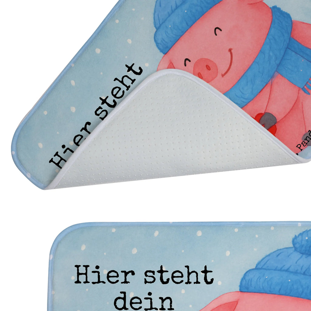 Personalisierte Badematte Schweinchen Glühwein Design Badvorleger Weiß Mit Namen, Badvorleger Für Badewanne Mit Namen, Badvorleger Für Dusche Mit Wunschtext, Personaliserter Badvorleger, Badvorleger Mit Bestickung, Badvorleger Mikrofaser Personalisiert, Werbegeschenk mit Text, Badteppich Mit Wunschtext, Weicher Badvorleger Mit Wunschtext, Waschbarer Badvorleger Mit Namen, Badvorleger Mit Gravur, Badvorleger Schwarz Mit Wunschtext, Badvorleger Nachhaltig Mit Namen, Rechteckiger Badvorleger Mit Namen, Badvorleger Mit Wunschtext, Badvorleger Gäste-WC Personalisiert, Saugfähiger Badvorleger Mit Wunschtext, Runder Badvorleger Personalisiert, Badematte Mit Namen, Badvorleger Klein Mit Namen, Badgarnitur Mit Wunschtext, Badvorleger Vintage Mit Namen, Webegeschenk mit Firmennamen, Badezimmermatte Mit Wunschtext, Badvorleger Baumwolle Mit Namen, Badvorleger Mit Namen, Badvorleger Mit Initialen, Badezimmer Matte Mit Namen, Badezimmerteppich Personalisiert, Bad Fußmatte Personalisiert, Badematte Rutschfest Mit Namen, Badmatte Waschbar Mit Wunschtext, Badvorleger Design Mit Gravur, Duschvorleger Mit Namen, Badematten Set Personalisiert, Badvorleger Selbst Gestalten, Badvorleger Gemustert Mit Wunschtext, Badvorleger Modern Mit Namen, Teppich Fürs Bad Mit Namen, Badvorleger Groß Mit Wunschtext, Rutschfester Badvorleger Mit Namen, Badläufer Mit Namen, Badvorleger Klassisch Mit Wunschtext, Winter, Weihnachten, Weihnachtsdeko, Nikolaus, Advent, Heiligabend, Wintermotiv, Betrunken, Spruch, Glühwein, Weihnachtsmarkt