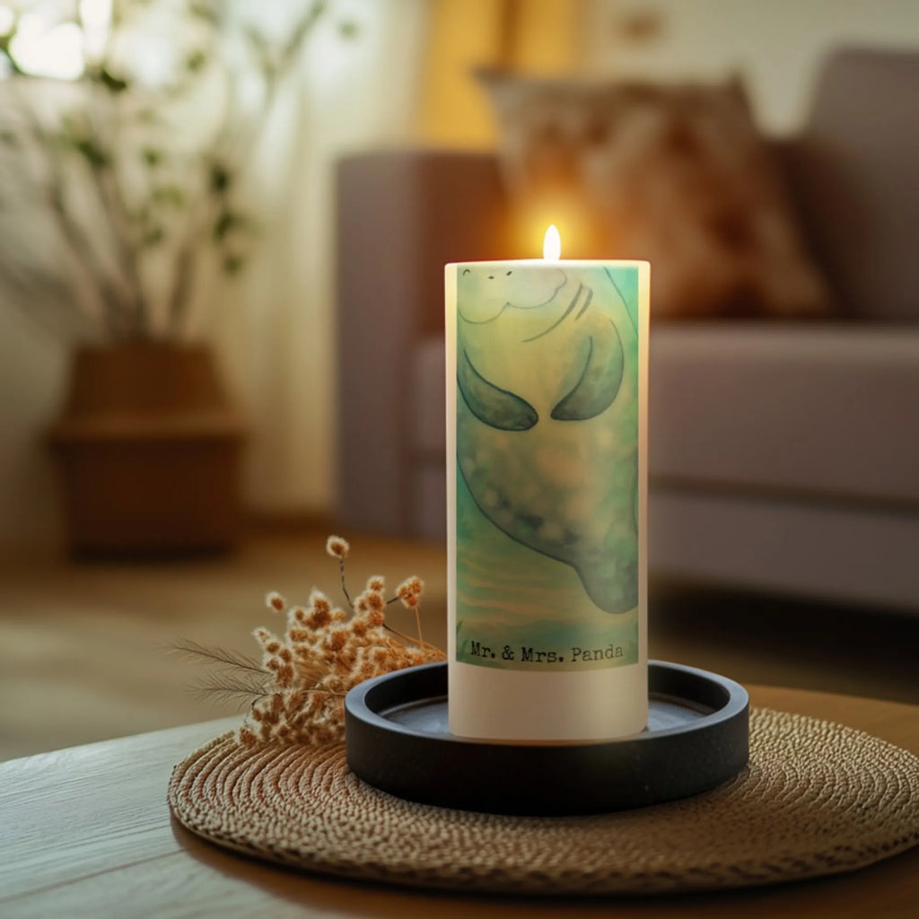 Candle manatee happy Design Sojawachskerze, Blockkerze, Kerze Für Weihnachten, Kerze Mit Motiv, Gedenkkerze, Votivkerze, Stearin­kerze, Bio-Kerze, Kerze Mit Prägung, Metall-Kerze, Grabkerze, Kerze Für Kommunion, Laternenkerze, Kerze Mit Duft, Stumpenkerzen-Set, Stumpenkerze, Teelicht, Kerze Mit Namensgravur, Outdoor-Kerze, Kerze Für Ostern, Dinnerkerze, Kerze Als Gastgeschenk, Kerze, Grablicht, Kerze Für Advent, Dinnerkerzenpaar, Fair-Trade-Kerze, Tischkerze, Kerze Mit Spruch, Glas-Kerze, Handgegossene Kerze, Duftkerze, Streukerze, Kerze Ohne Duft, Stabkerze, Gartenkerze, Kerze Für Firmung, Handgemachte Kerze, Andachtskerze, Kerze Mit Fotoeinleger, Tafelkerze, Kerze Für Hochzeit, Trauerkerze, Kerze Für Geburtstag, Kerze Für Taufe, Kerze Mit Gravur, Meerestiere, Meer, Urlaub, Selbstliebe, Neustart, Seekuh, Respekt, Freundin, Neuanfang, Seekühe, Achtsamkeit, Liebeskummer, Zufrieden
