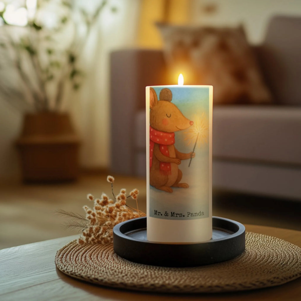 świeca mysz Boże Narodzenie Design Dekokerze, Osterkerze, Stumpenkerze, Dinnerkerze, Tischkerze, Kommunionskerze, Geburtskerze, Erinnerungskerze, Adventskerze, Tafelkerze, Zylinderkerze, Kerze Mit Spruch, Bedruckte Kerze, Dekorative Kerze, Schmuckkerze, Wunschkerze, Gartenkerze, Weihnachtskerze, Grosse Kerze, Erinnerungslicht, Handgemachte Kerze, Geburtstagskerze, Wachskerze, Laternenkerze, Hochzeitskerze, Blockkerze, Kerze Mit Motiv, Advent, Weihnachten, Nikolaus, Wintermotiv, Weihnachtsdeko, Heiligabend, Winter, Frohe Weihnachten, Weihnachtsmotiv, Mäuschen, Weihnachtsgruß, Weihnachtswunder, Maus