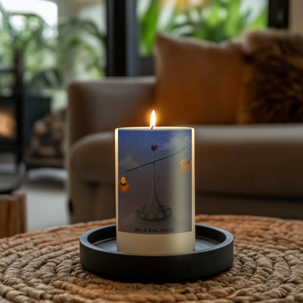 Kerze Sternzeichen Waage Design Kerze Für Firmung, Kerze Mit Namensgravur, Sojawachskerze, Tafelkerze, Kerze Mit Duft, Laternenkerze, Dinnerkerzenpaar, Andachtskerze, Stumpenkerzen-Set, Kerze Für Taufe, Kerze Ohne Duft, Fair-Trade-Kerze, Streukerze, Stearin­kerze, Kerze Mit Fotoeinleger, Bio-Kerze, Kerze, Duftkerze, Kerze Mit Prägung, Votivkerze, Handgemachte Kerze, Metall-Kerze, Kerze Mit Spruch, Kerze Für Hochzeit, Kerze Für Weihnachten, Grablicht, Handgegossene Kerze, Stabkerze, Kerze Für Kommunion, Kerze Mit Motiv, Tischkerze, Gedenkkerze, Dinnerkerze, Glas-Kerze, Outdoor-Kerze, Kerze Für Geburtstag, Kerze Als Gastgeschenk, Kerze Für Ostern, Blockkerze, Kerze Für Advent, Teelicht, Stumpenkerze, Kerze Mit Gravur, Grabkerze, Gartenkerze, Trauerkerze, Tierkreiszeichen, Sternzeichen, Horoskop, Astrologie, Aszendent, Geburtstag Oktober, Biene, Hummel, Marienkäfer, Geschenk September, Gleichgewicht, Waage, Geburtstag September, Waage Geschenk, Geschenk Oktober, Waage Sternzeichen