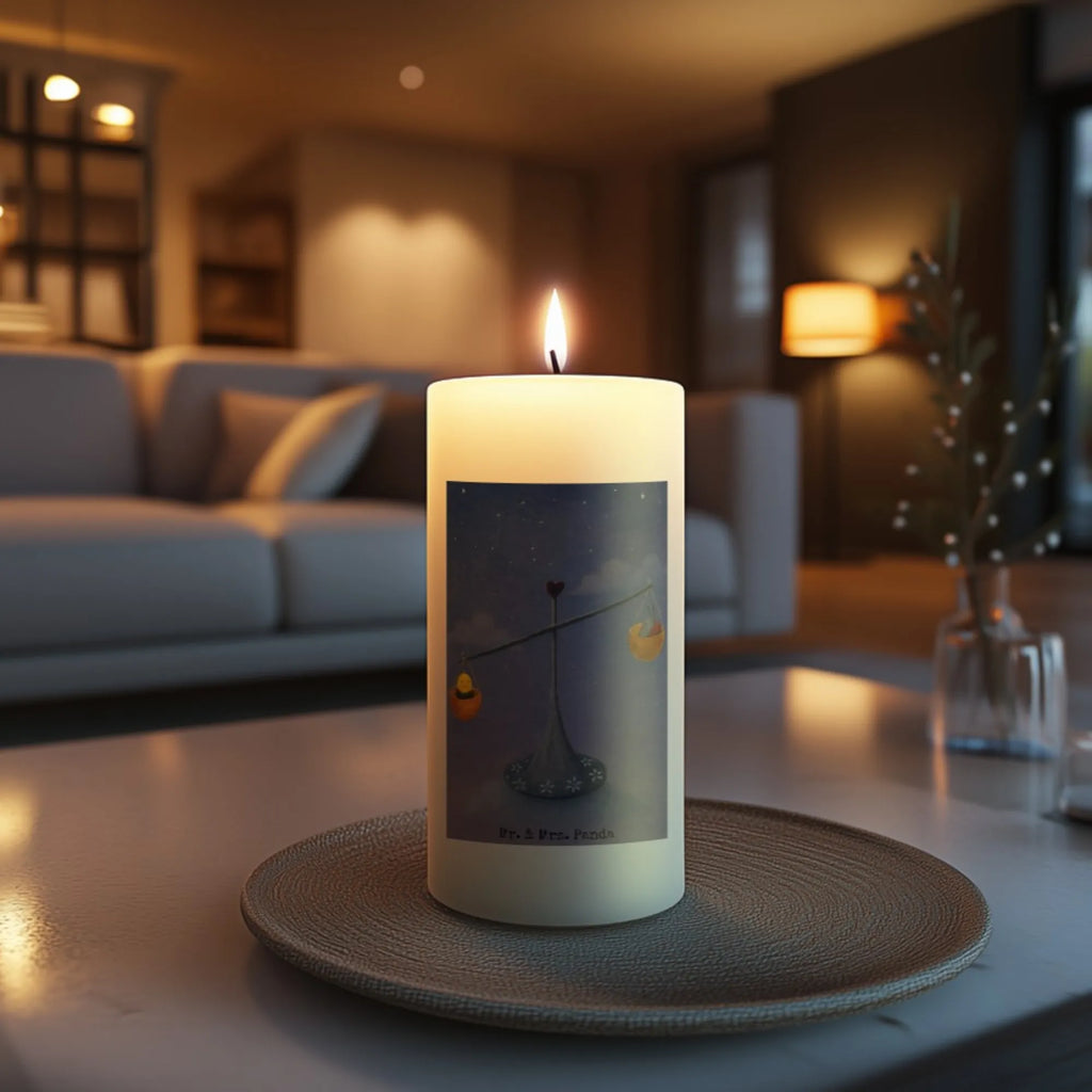 Kerze Sternzeichen Waage Design Kerze Für Firmung, Kerze Mit Namensgravur, Sojawachskerze, Tafelkerze, Kerze Mit Duft, Laternenkerze, Dinnerkerzenpaar, Andachtskerze, Stumpenkerzen-Set, Kerze Für Taufe, Kerze Ohne Duft, Fair-Trade-Kerze, Streukerze, Stearin­kerze, Kerze Mit Fotoeinleger, Bio-Kerze, Kerze, Duftkerze, Kerze Mit Prägung, Votivkerze, Handgemachte Kerze, Metall-Kerze, Kerze Mit Spruch, Kerze Für Hochzeit, Kerze Für Weihnachten, Grablicht, Handgegossene Kerze, Stabkerze, Kerze Für Kommunion, Kerze Mit Motiv, Tischkerze, Gedenkkerze, Dinnerkerze, Glas-Kerze, Outdoor-Kerze, Kerze Für Geburtstag, Kerze Als Gastgeschenk, Kerze Für Ostern, Blockkerze, Kerze Für Advent, Teelicht, Stumpenkerze, Kerze Mit Gravur, Grabkerze, Gartenkerze, Trauerkerze, Tierkreiszeichen, Sternzeichen, Horoskop, Astrologie, Aszendent, Geburtstag Oktober, Biene, Hummel, Marienkäfer, Geschenk September, Gleichgewicht, Waage, Geburtstag September, Waage Geschenk, Geschenk Oktober, Waage Sternzeichen