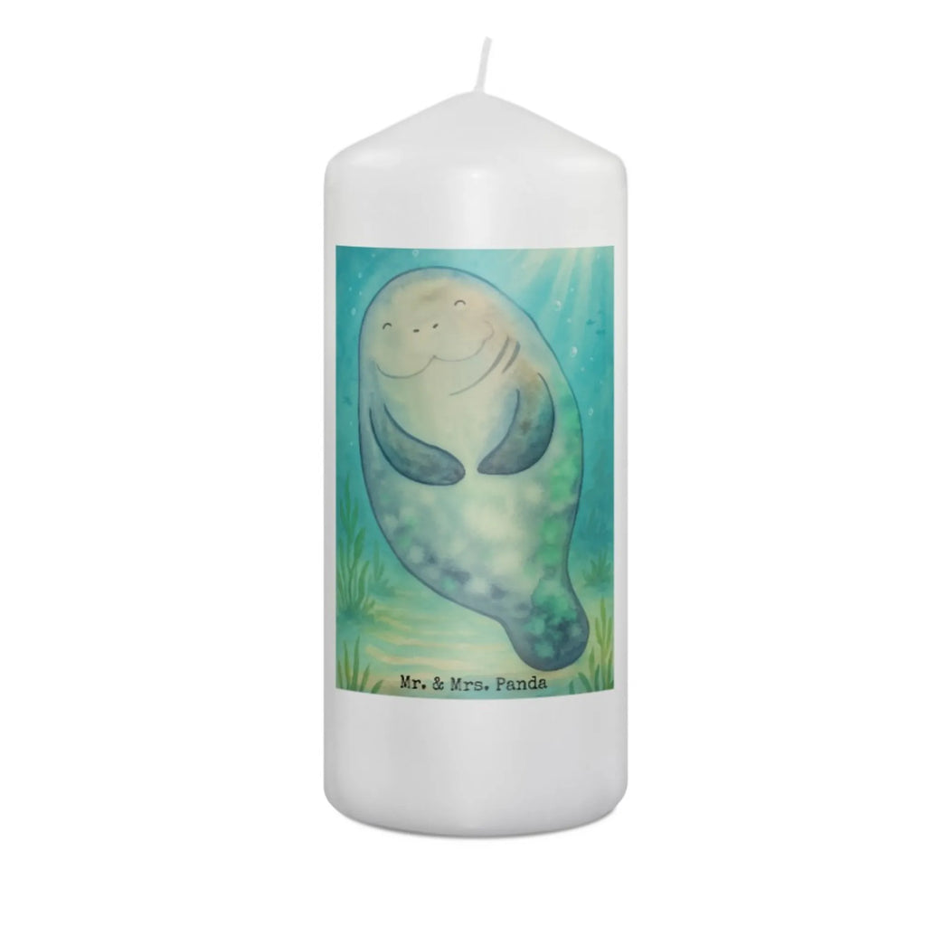 Candle manatee happy Design Sojawachskerze, Blockkerze, Kerze Für Weihnachten, Kerze Mit Motiv, Gedenkkerze, Votivkerze, Stearin­kerze, Bio-Kerze, Kerze Mit Prägung, Metall-Kerze, Grabkerze, Kerze Für Kommunion, Laternenkerze, Kerze Mit Duft, Stumpenkerzen-Set, Stumpenkerze, Teelicht, Kerze Mit Namensgravur, Outdoor-Kerze, Kerze Für Ostern, Dinnerkerze, Kerze Als Gastgeschenk, Kerze, Grablicht, Kerze Für Advent, Dinnerkerzenpaar, Fair-Trade-Kerze, Tischkerze, Kerze Mit Spruch, Glas-Kerze, Handgegossene Kerze, Duftkerze, Streukerze, Kerze Ohne Duft, Stabkerze, Gartenkerze, Kerze Für Firmung, Handgemachte Kerze, Andachtskerze, Kerze Mit Fotoeinleger, Tafelkerze, Kerze Für Hochzeit, Trauerkerze, Kerze Für Geburtstag, Kerze Für Taufe, Kerze Mit Gravur, Meerestiere, Meer, Urlaub, Selbstliebe, Neustart, Seekuh, Respekt, Freundin, Neuanfang, Seekühe, Achtsamkeit, Liebeskummer, Zufrieden