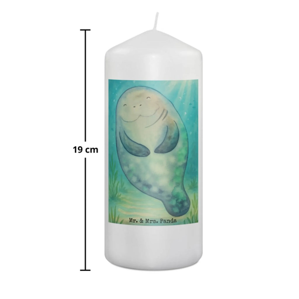 Candle manatee happy Design Sojawachskerze, Blockkerze, Kerze Für Weihnachten, Kerze Mit Motiv, Gedenkkerze, Votivkerze, Stearin­kerze, Bio-Kerze, Kerze Mit Prägung, Metall-Kerze, Grabkerze, Kerze Für Kommunion, Laternenkerze, Kerze Mit Duft, Stumpenkerzen-Set, Stumpenkerze, Teelicht, Kerze Mit Namensgravur, Outdoor-Kerze, Kerze Für Ostern, Dinnerkerze, Kerze Als Gastgeschenk, Kerze, Grablicht, Kerze Für Advent, Dinnerkerzenpaar, Fair-Trade-Kerze, Tischkerze, Kerze Mit Spruch, Glas-Kerze, Handgegossene Kerze, Duftkerze, Streukerze, Kerze Ohne Duft, Stabkerze, Gartenkerze, Kerze Für Firmung, Handgemachte Kerze, Andachtskerze, Kerze Mit Fotoeinleger, Tafelkerze, Kerze Für Hochzeit, Trauerkerze, Kerze Für Geburtstag, Kerze Für Taufe, Kerze Mit Gravur, Meerestiere, Meer, Urlaub, Selbstliebe, Neustart, Seekuh, Respekt, Freundin, Neuanfang, Seekühe, Achtsamkeit, Liebeskummer, Zufrieden