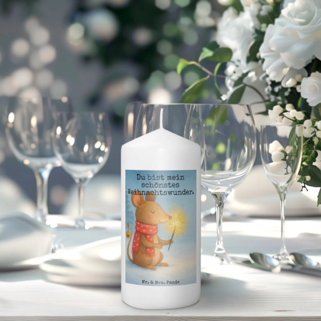 świeca mysz Boże Narodzenie Design Dekokerze, Osterkerze, Stumpenkerze, Dinnerkerze, Tischkerze, Kommunionskerze, Geburtskerze, Erinnerungskerze, Adventskerze, Tafelkerze, Zylinderkerze, Kerze Mit Spruch, Bedruckte Kerze, Dekorative Kerze, Schmuckkerze, Wunschkerze, Gartenkerze, Weihnachtskerze, Grosse Kerze, Erinnerungslicht, Handgemachte Kerze, Geburtstagskerze, Wachskerze, Laternenkerze, Hochzeitskerze, Blockkerze, Kerze Mit Motiv, Advent, Weihnachten, Nikolaus, Wintermotiv, Weihnachtsdeko, Heiligabend, Winter, Frohe Weihnachten, Weihnachtsmotiv, Mäuschen, Weihnachtsgruß, Weihnachtswunder, Maus