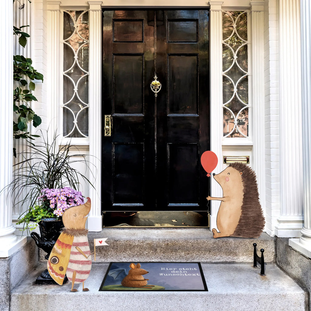 Personalisierte Fußmatte Fledermaus Sitzen Design Fußmatte bedrucken, Namensfussmatte, Türvorleger mit Namen, Fußmatte mit Namen, Haustürmatte personalisiert, Bedrucken, Türvorleger personalisiert, Personalisiert, Personalisierte Fußmatte, Personalisieruung, Wunschnamen, Tiermotive, Gute Laune, lustige Sprüche, Tiere, Motivation, Fledermäuse, Fledermaus, entspannen