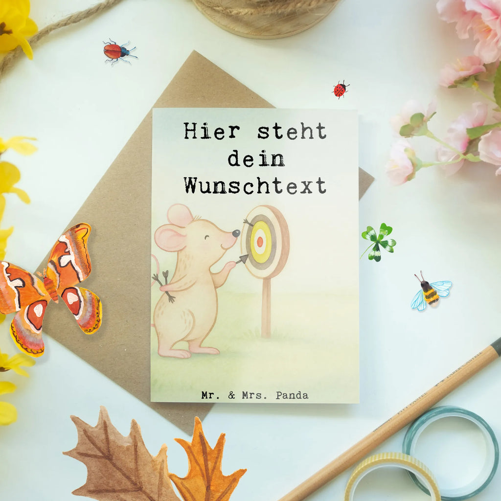 Personalisierte Grußkarte Maus Dart spielen Design Personalisierte Karte, Personalisierte Grußkarte, Personalisierte Einladungskarte, Personalisierte Glückwunschkarte, Grußkarte selber drucken, Personalisierte Hochzeitskarte, Grußkarte mit Namen, Personalisierte Geburtstagskarte, Personalisiertere Klappkarte, Grußkarten personalisiert, Grußkarte mit persönlichen Nachrichten, Grußkarte selbst gestalten, Grußkarte als Geldgeschenk, Geschenk, Sport, Sportart, Hobby, Schenken, Danke, Dankeschön, Auszeichnung, Gewinn, Sportler, Dart spielen, Darten, Darts, Dart Turnier