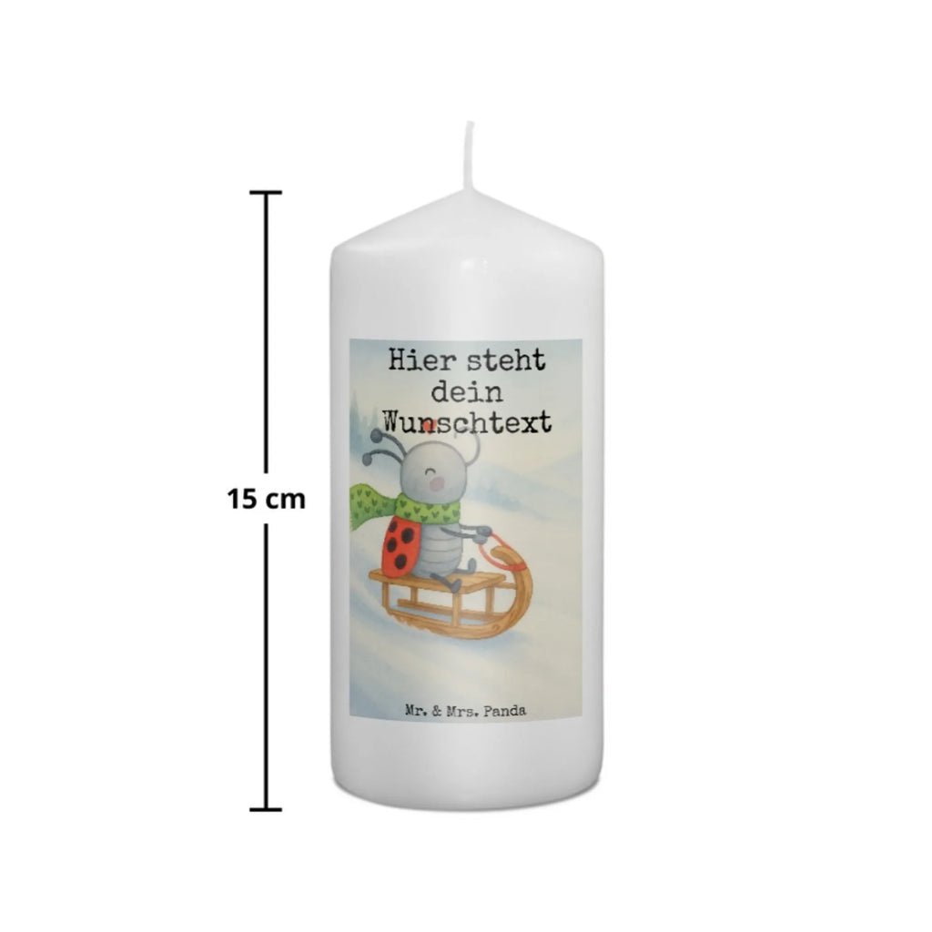 Personalised candle Smörle sledding Design Kerze Mit Prägung Und Wunschname, Osterkerze Mit Namen, Stearinkerze Mit Gravur, Bienenwachskerze Mit Wunschname, Kerze Für Hochzeit Mit Namensgravur, Taufekerze Mit Namensgravur, Glas-Kerze Mit Wunschname, Teelicht Mit Namensdruck, Adventskerze Mit Wunschname, Firmungskerze Mit Wunschname, Handgegossene Kerze Mit Namen, Tafelkerze Mit Wunschname, Bio-Kerze Mit Wunschname, Laternenkerze Mit Namensdruck, Personalisierte Kerze, Fair-Trade-Kerze Mit Namensgravur, Gedenkkerze Mit Namen, Blockkerze Mit Namensdruck, Metall-Kerze Mit Namensgravur, Kerze Für Geburtstag Mit Wunschname, LED-Kerze Mit Wunschname, Handgemachte Kerze Mit Wunschname, Kommunionkerze Mit Namen, Weihnachtskerze Mit Namensgravur, Gartenkerze Mit Namen, Outdoor-Kerze Mit Namensgravur, Kerze Mit Namen, Andachtskerze Mit Namensgravur, Streukerze Mit Namensdruck, Holz-Kerze Mit Namen, Votivkerze Mit Wunschname, Duftkerze Mit Namen, Stabkerze Mit Gravur, Grabkerze Mit Namensgravur, Sojawachskerze Mit Namensdruck, Schwimmkerze Mit Namen, Trauerkerze Mit Namen, Kerzen-Set Mit Namensgravur, Stumpenkerze Mit Namensgravur, Gastgeschenk Kerze Mit Namen, Tischkerze Mit Namensdruck, Kerze Mit Spruch Und Namen, Winter, Weihnachten, Weihnachtsdeko, Nikolaus, Advent, Heiligabend, Wintermotiv, Marzipan, Schlittenfahren, Smörle