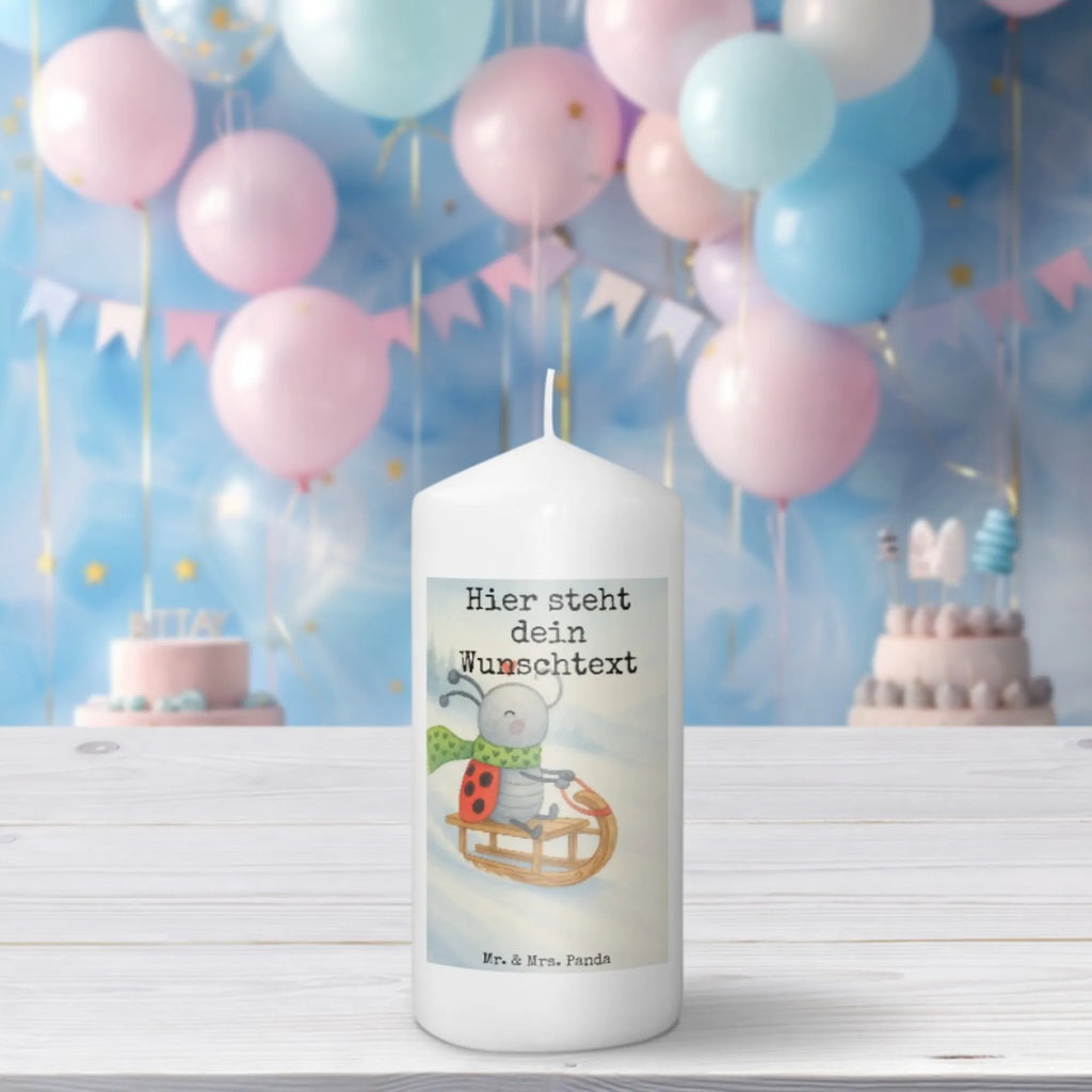Personalised candle Smörle sledding Design Kerze Mit Prägung Und Wunschname, Osterkerze Mit Namen, Stearinkerze Mit Gravur, Bienenwachskerze Mit Wunschname, Kerze Für Hochzeit Mit Namensgravur, Taufekerze Mit Namensgravur, Glas-Kerze Mit Wunschname, Teelicht Mit Namensdruck, Adventskerze Mit Wunschname, Firmungskerze Mit Wunschname, Handgegossene Kerze Mit Namen, Tafelkerze Mit Wunschname, Bio-Kerze Mit Wunschname, Laternenkerze Mit Namensdruck, Personalisierte Kerze, Fair-Trade-Kerze Mit Namensgravur, Gedenkkerze Mit Namen, Blockkerze Mit Namensdruck, Metall-Kerze Mit Namensgravur, Kerze Für Geburtstag Mit Wunschname, LED-Kerze Mit Wunschname, Handgemachte Kerze Mit Wunschname, Kommunionkerze Mit Namen, Weihnachtskerze Mit Namensgravur, Gartenkerze Mit Namen, Outdoor-Kerze Mit Namensgravur, Kerze Mit Namen, Andachtskerze Mit Namensgravur, Streukerze Mit Namensdruck, Holz-Kerze Mit Namen, Votivkerze Mit Wunschname, Duftkerze Mit Namen, Stabkerze Mit Gravur, Grabkerze Mit Namensgravur, Sojawachskerze Mit Namensdruck, Schwimmkerze Mit Namen, Trauerkerze Mit Namen, Kerzen-Set Mit Namensgravur, Stumpenkerze Mit Namensgravur, Gastgeschenk Kerze Mit Namen, Tischkerze Mit Namensdruck, Kerze Mit Spruch Und Namen, Winter, Weihnachten, Weihnachtsdeko, Nikolaus, Advent, Heiligabend, Wintermotiv, Marzipan, Schlittenfahren, Smörle