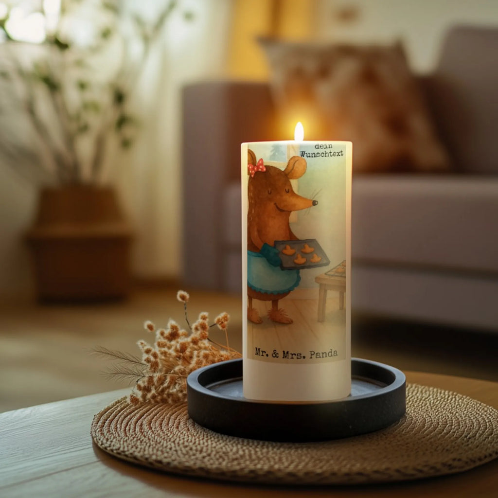 Personalizowana świeca Mysz ciastka Design Holz-Kerze Mit Namen, Bienenwachskerze Mit Wunschname, Andachtskerze Mit Namensgravur, Osterkerze Mit Namen, Teelicht Mit Namensdruck, Stumpenkerze Mit Namensgravur, Taufekerze Mit Namensgravur, Kerze Für Hochzeit Mit Namensgravur, Kerze Für Geburtstag Mit Wunschname, Tafelkerze Mit Wunschname, Schwimmkerze Mit Namen, Bio-Kerze Mit Wunschname, Firmungskerze Mit Wunschname, Streukerze Mit Namensdruck, LED-Kerze Mit Wunschname, Adventskerze Mit Wunschname, Glas-Kerze Mit Wunschname, Kerze Mit Namen, Metall-Kerze Mit Namensgravur, Fair-Trade-Kerze Mit Namensgravur, Stearinkerze Mit Gravur, Outdoor-Kerze Mit Namensgravur, Votivkerze Mit Wunschname, Gastgeschenk Kerze Mit Namen, Trauerkerze Mit Namen, Personalisierte Kerze, Handgemachte Kerze Mit Wunschname, Duftkerze Mit Namen, Weihnachtskerze Mit Namensgravur, Grabkerze Mit Namensgravur, Kommunionkerze Mit Namen, Blockkerze Mit Namensdruck, Tischkerze Mit Namensdruck, Sojawachskerze Mit Namensdruck, Kerze Mit Prägung Und Wunschname, Laternenkerze Mit Namensdruck, Handgegossene Kerze Mit Namen, Kerze Mit Spruch Und Namen, Kerzen-Set Mit Namensgravur, Gedenkkerze Mit Namen, Stabkerze Mit Gravur, Gartenkerze Mit Namen, Winter, Weihnachten, Weihnachtsdeko, Nikolaus, Advent, Heiligabend, Wintermotiv, Plätzchen, Weihnachtskekse, backen, Chaosqueen, Weihnachtsbäckerei, Maus, Kekse