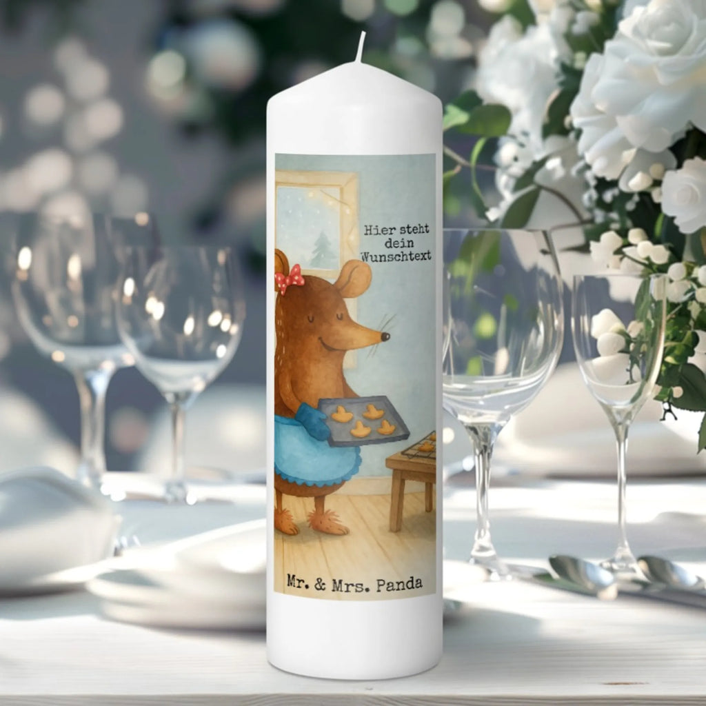 Personalizowana świeca Mysz ciastka Design Holz-Kerze Mit Namen, Bienenwachskerze Mit Wunschname, Andachtskerze Mit Namensgravur, Osterkerze Mit Namen, Teelicht Mit Namensdruck, Stumpenkerze Mit Namensgravur, Taufekerze Mit Namensgravur, Kerze Für Hochzeit Mit Namensgravur, Kerze Für Geburtstag Mit Wunschname, Tafelkerze Mit Wunschname, Schwimmkerze Mit Namen, Bio-Kerze Mit Wunschname, Firmungskerze Mit Wunschname, Streukerze Mit Namensdruck, LED-Kerze Mit Wunschname, Adventskerze Mit Wunschname, Glas-Kerze Mit Wunschname, Kerze Mit Namen, Metall-Kerze Mit Namensgravur, Fair-Trade-Kerze Mit Namensgravur, Stearinkerze Mit Gravur, Outdoor-Kerze Mit Namensgravur, Votivkerze Mit Wunschname, Gastgeschenk Kerze Mit Namen, Trauerkerze Mit Namen, Personalisierte Kerze, Handgemachte Kerze Mit Wunschname, Duftkerze Mit Namen, Weihnachtskerze Mit Namensgravur, Grabkerze Mit Namensgravur, Kommunionkerze Mit Namen, Blockkerze Mit Namensdruck, Tischkerze Mit Namensdruck, Sojawachskerze Mit Namensdruck, Kerze Mit Prägung Und Wunschname, Laternenkerze Mit Namensdruck, Handgegossene Kerze Mit Namen, Kerze Mit Spruch Und Namen, Kerzen-Set Mit Namensgravur, Gedenkkerze Mit Namen, Stabkerze Mit Gravur, Gartenkerze Mit Namen, Winter, Weihnachten, Weihnachtsdeko, Nikolaus, Advent, Heiligabend, Wintermotiv, Plätzchen, Weihnachtskekse, backen, Chaosqueen, Weihnachtsbäckerei, Maus, Kekse