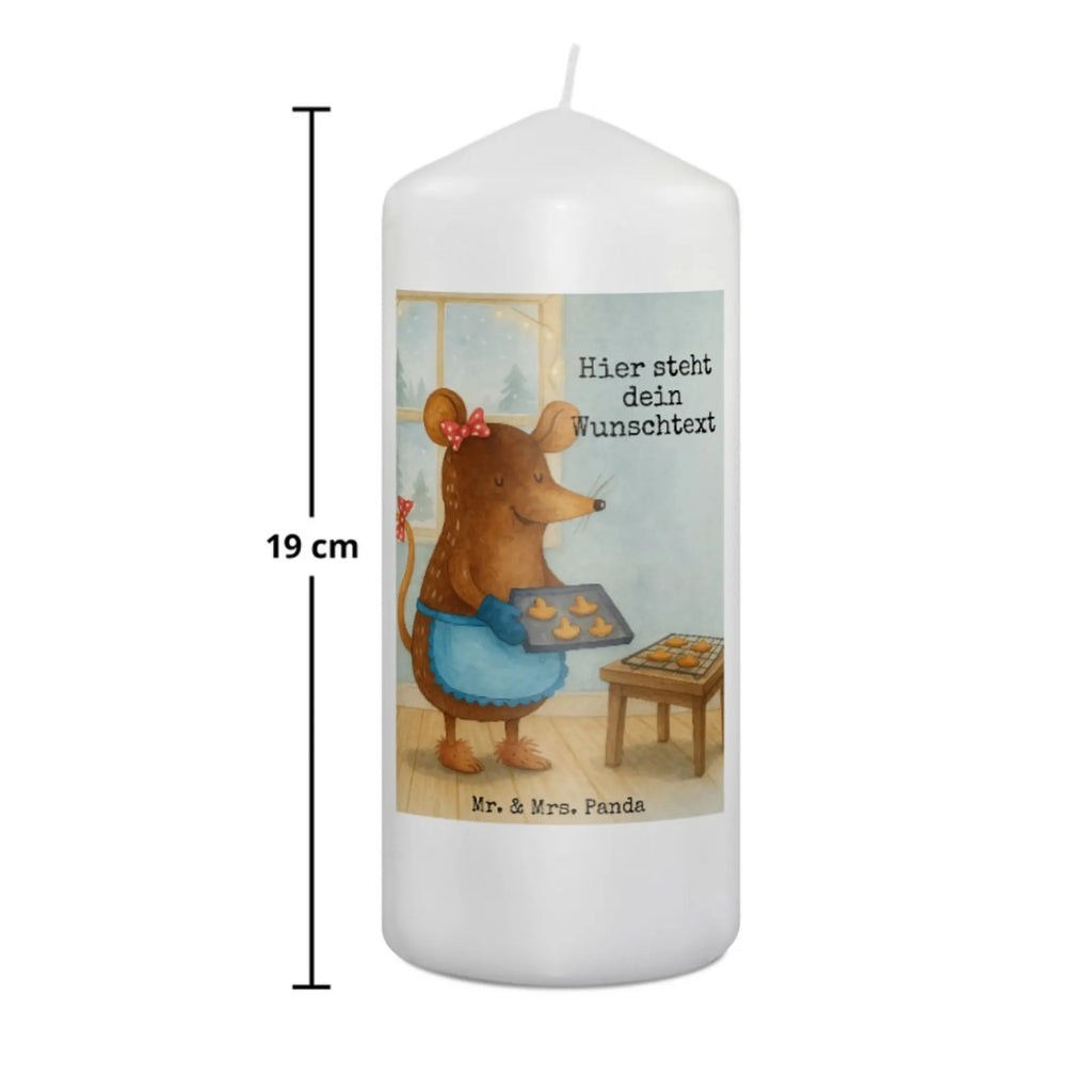 Personalizowana świeca Mysz ciastka Design Holz-Kerze Mit Namen, Bienenwachskerze Mit Wunschname, Andachtskerze Mit Namensgravur, Osterkerze Mit Namen, Teelicht Mit Namensdruck, Stumpenkerze Mit Namensgravur, Taufekerze Mit Namensgravur, Kerze Für Hochzeit Mit Namensgravur, Kerze Für Geburtstag Mit Wunschname, Tafelkerze Mit Wunschname, Schwimmkerze Mit Namen, Bio-Kerze Mit Wunschname, Firmungskerze Mit Wunschname, Streukerze Mit Namensdruck, LED-Kerze Mit Wunschname, Adventskerze Mit Wunschname, Glas-Kerze Mit Wunschname, Kerze Mit Namen, Metall-Kerze Mit Namensgravur, Fair-Trade-Kerze Mit Namensgravur, Stearinkerze Mit Gravur, Outdoor-Kerze Mit Namensgravur, Votivkerze Mit Wunschname, Gastgeschenk Kerze Mit Namen, Trauerkerze Mit Namen, Personalisierte Kerze, Handgemachte Kerze Mit Wunschname, Duftkerze Mit Namen, Weihnachtskerze Mit Namensgravur, Grabkerze Mit Namensgravur, Kommunionkerze Mit Namen, Blockkerze Mit Namensdruck, Tischkerze Mit Namensdruck, Sojawachskerze Mit Namensdruck, Kerze Mit Prägung Und Wunschname, Laternenkerze Mit Namensdruck, Handgegossene Kerze Mit Namen, Kerze Mit Spruch Und Namen, Kerzen-Set Mit Namensgravur, Gedenkkerze Mit Namen, Stabkerze Mit Gravur, Gartenkerze Mit Namen, Winter, Weihnachten, Weihnachtsdeko, Nikolaus, Advent, Heiligabend, Wintermotiv, Plätzchen, Weihnachtskekse, backen, Chaosqueen, Weihnachtsbäckerei, Maus, Kekse