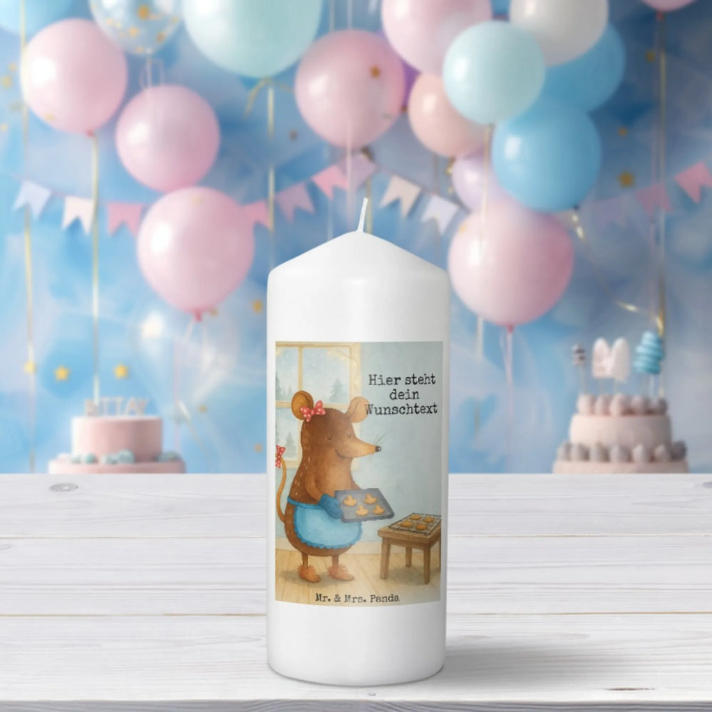 Personalizowana świeca Mysz ciastka Design Holz-Kerze Mit Namen, Bienenwachskerze Mit Wunschname, Andachtskerze Mit Namensgravur, Osterkerze Mit Namen, Teelicht Mit Namensdruck, Stumpenkerze Mit Namensgravur, Taufekerze Mit Namensgravur, Kerze Für Hochzeit Mit Namensgravur, Kerze Für Geburtstag Mit Wunschname, Tafelkerze Mit Wunschname, Schwimmkerze Mit Namen, Bio-Kerze Mit Wunschname, Firmungskerze Mit Wunschname, Streukerze Mit Namensdruck, LED-Kerze Mit Wunschname, Adventskerze Mit Wunschname, Glas-Kerze Mit Wunschname, Kerze Mit Namen, Metall-Kerze Mit Namensgravur, Fair-Trade-Kerze Mit Namensgravur, Stearinkerze Mit Gravur, Outdoor-Kerze Mit Namensgravur, Votivkerze Mit Wunschname, Gastgeschenk Kerze Mit Namen, Trauerkerze Mit Namen, Personalisierte Kerze, Handgemachte Kerze Mit Wunschname, Duftkerze Mit Namen, Weihnachtskerze Mit Namensgravur, Grabkerze Mit Namensgravur, Kommunionkerze Mit Namen, Blockkerze Mit Namensdruck, Tischkerze Mit Namensdruck, Sojawachskerze Mit Namensdruck, Kerze Mit Prägung Und Wunschname, Laternenkerze Mit Namensdruck, Handgegossene Kerze Mit Namen, Kerze Mit Spruch Und Namen, Kerzen-Set Mit Namensgravur, Gedenkkerze Mit Namen, Stabkerze Mit Gravur, Gartenkerze Mit Namen, Winter, Weihnachten, Weihnachtsdeko, Nikolaus, Advent, Heiligabend, Wintermotiv, Plätzchen, Weihnachtskekse, backen, Chaosqueen, Weihnachtsbäckerei, Maus, Kekse
