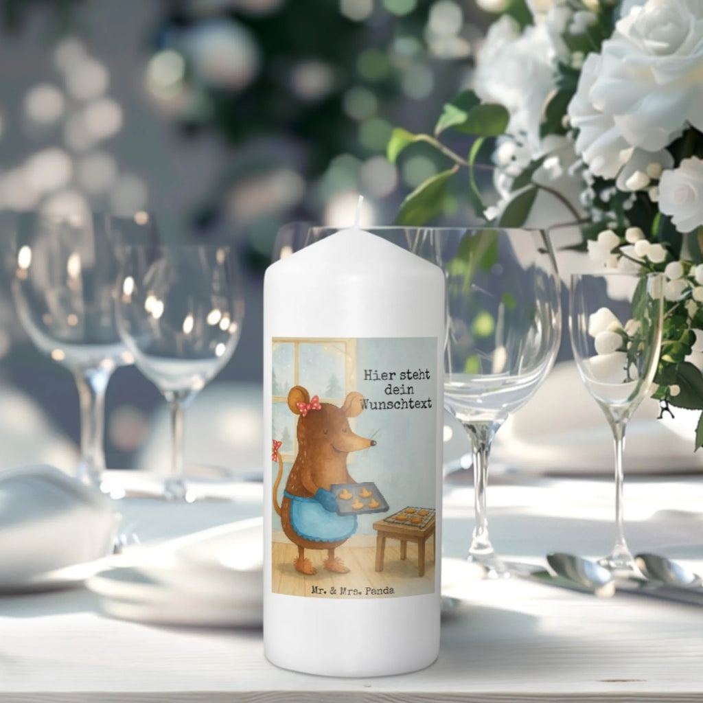 Personalizowana świeca Mysz ciastka Design Holz-Kerze Mit Namen, Bienenwachskerze Mit Wunschname, Andachtskerze Mit Namensgravur, Osterkerze Mit Namen, Teelicht Mit Namensdruck, Stumpenkerze Mit Namensgravur, Taufekerze Mit Namensgravur, Kerze Für Hochzeit Mit Namensgravur, Kerze Für Geburtstag Mit Wunschname, Tafelkerze Mit Wunschname, Schwimmkerze Mit Namen, Bio-Kerze Mit Wunschname, Firmungskerze Mit Wunschname, Streukerze Mit Namensdruck, LED-Kerze Mit Wunschname, Adventskerze Mit Wunschname, Glas-Kerze Mit Wunschname, Kerze Mit Namen, Metall-Kerze Mit Namensgravur, Fair-Trade-Kerze Mit Namensgravur, Stearinkerze Mit Gravur, Outdoor-Kerze Mit Namensgravur, Votivkerze Mit Wunschname, Gastgeschenk Kerze Mit Namen, Trauerkerze Mit Namen, Personalisierte Kerze, Handgemachte Kerze Mit Wunschname, Duftkerze Mit Namen, Weihnachtskerze Mit Namensgravur, Grabkerze Mit Namensgravur, Kommunionkerze Mit Namen, Blockkerze Mit Namensdruck, Tischkerze Mit Namensdruck, Sojawachskerze Mit Namensdruck, Kerze Mit Prägung Und Wunschname, Laternenkerze Mit Namensdruck, Handgegossene Kerze Mit Namen, Kerze Mit Spruch Und Namen, Kerzen-Set Mit Namensgravur, Gedenkkerze Mit Namen, Stabkerze Mit Gravur, Gartenkerze Mit Namen, Winter, Weihnachten, Weihnachtsdeko, Nikolaus, Advent, Heiligabend, Wintermotiv, Plätzchen, Weihnachtskekse, backen, Chaosqueen, Weihnachtsbäckerei, Maus, Kekse