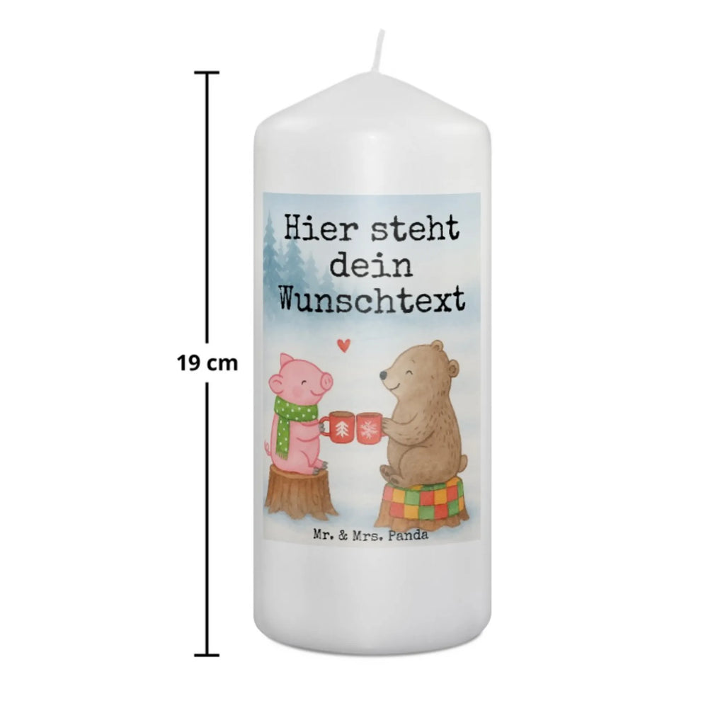 Personalizowana świeca Ciepły prosiaczek Impreza Design Stearinkerze Mit Gravur, Andachtskerze Mit Namensgravur, Fair-Trade-Kerze Mit Namensgravur, Tafelkerze Mit Wunschname, Votivkerze Mit Wunschname, Kommunionkerze Mit Namen, Gartenkerze Mit Namen, Gastgeschenk Kerze Mit Namen, Outdoor-Kerze Mit Namensgravur, Schwimmkerze Mit Namen, LED-Kerze Mit Wunschname, Stumpenkerze Mit Namensgravur, Sojawachskerze Mit Namensdruck, Stabkerze Mit Gravur, Holz-Kerze Mit Namen, Bienenwachskerze Mit Wunschname, Grabkerze Mit Namensgravur, Kerze Für Geburtstag Mit Wunschname, Osterkerze Mit Namen, Metall-Kerze Mit Namensgravur, Tischkerze Mit Namensdruck, Kerze Mit Prägung Und Wunschname, Duftkerze Mit Namen, Taufekerze Mit Namensgravur, Laternenkerze Mit Namensdruck, Bio-Kerze Mit Wunschname, Teelicht Mit Namensdruck, Kerze Mit Spruch Und Namen, Kerze Für Hochzeit Mit Namensgravur, Firmungskerze Mit Wunschname, Kerze Mit Namen, Handgemachte Kerze Mit Wunschname, Gedenkkerze Mit Namen, Trauerkerze Mit Namen, Personalisierte Kerze, Streukerze Mit Namensdruck, Weihnachtskerze Mit Namensgravur, Glas-Kerze Mit Wunschname, Adventskerze Mit Wunschname, Kerzen-Set Mit Namensgravur, Handgegossene Kerze Mit Namen, Blockkerze Mit Namensdruck, Winter, Weihnachten, Weihnachtsdeko, Nikolaus, Advent, Heiligabend, Wintermotiv, Schwein, Bär, Prost, Weihnachtszeit, Alles Gute