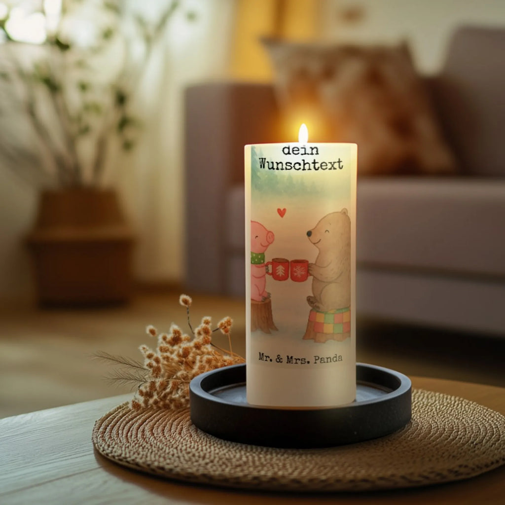 Personalizowana świeca Ciepły prosiaczek Impreza Design Stearinkerze Mit Gravur, Andachtskerze Mit Namensgravur, Fair-Trade-Kerze Mit Namensgravur, Tafelkerze Mit Wunschname, Votivkerze Mit Wunschname, Kommunionkerze Mit Namen, Gartenkerze Mit Namen, Gastgeschenk Kerze Mit Namen, Outdoor-Kerze Mit Namensgravur, Schwimmkerze Mit Namen, LED-Kerze Mit Wunschname, Stumpenkerze Mit Namensgravur, Sojawachskerze Mit Namensdruck, Stabkerze Mit Gravur, Holz-Kerze Mit Namen, Bienenwachskerze Mit Wunschname, Grabkerze Mit Namensgravur, Kerze Für Geburtstag Mit Wunschname, Osterkerze Mit Namen, Metall-Kerze Mit Namensgravur, Tischkerze Mit Namensdruck, Kerze Mit Prägung Und Wunschname, Duftkerze Mit Namen, Taufekerze Mit Namensgravur, Laternenkerze Mit Namensdruck, Bio-Kerze Mit Wunschname, Teelicht Mit Namensdruck, Kerze Mit Spruch Und Namen, Kerze Für Hochzeit Mit Namensgravur, Firmungskerze Mit Wunschname, Kerze Mit Namen, Handgemachte Kerze Mit Wunschname, Gedenkkerze Mit Namen, Trauerkerze Mit Namen, Personalisierte Kerze, Streukerze Mit Namensdruck, Weihnachtskerze Mit Namensgravur, Glas-Kerze Mit Wunschname, Adventskerze Mit Wunschname, Kerzen-Set Mit Namensgravur, Handgegossene Kerze Mit Namen, Blockkerze Mit Namensdruck, Winter, Weihnachten, Weihnachtsdeko, Nikolaus, Advent, Heiligabend, Wintermotiv, Schwein, Bär, Prost, Weihnachtszeit, Alles Gute