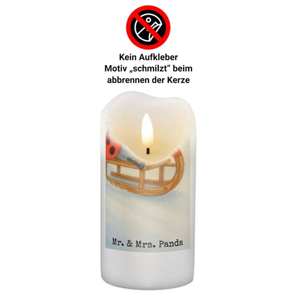 Personalised candle Smörle sledding Design Kerze Mit Prägung Und Wunschname, Osterkerze Mit Namen, Stearinkerze Mit Gravur, Bienenwachskerze Mit Wunschname, Kerze Für Hochzeit Mit Namensgravur, Taufekerze Mit Namensgravur, Glas-Kerze Mit Wunschname, Teelicht Mit Namensdruck, Adventskerze Mit Wunschname, Firmungskerze Mit Wunschname, Handgegossene Kerze Mit Namen, Tafelkerze Mit Wunschname, Bio-Kerze Mit Wunschname, Laternenkerze Mit Namensdruck, Personalisierte Kerze, Fair-Trade-Kerze Mit Namensgravur, Gedenkkerze Mit Namen, Blockkerze Mit Namensdruck, Metall-Kerze Mit Namensgravur, Kerze Für Geburtstag Mit Wunschname, LED-Kerze Mit Wunschname, Handgemachte Kerze Mit Wunschname, Kommunionkerze Mit Namen, Weihnachtskerze Mit Namensgravur, Gartenkerze Mit Namen, Outdoor-Kerze Mit Namensgravur, Kerze Mit Namen, Andachtskerze Mit Namensgravur, Streukerze Mit Namensdruck, Holz-Kerze Mit Namen, Votivkerze Mit Wunschname, Duftkerze Mit Namen, Stabkerze Mit Gravur, Grabkerze Mit Namensgravur, Sojawachskerze Mit Namensdruck, Schwimmkerze Mit Namen, Trauerkerze Mit Namen, Kerzen-Set Mit Namensgravur, Stumpenkerze Mit Namensgravur, Gastgeschenk Kerze Mit Namen, Tischkerze Mit Namensdruck, Kerze Mit Spruch Und Namen, Winter, Weihnachten, Weihnachtsdeko, Nikolaus, Advent, Heiligabend, Wintermotiv, Marzipan, Schlittenfahren, Smörle