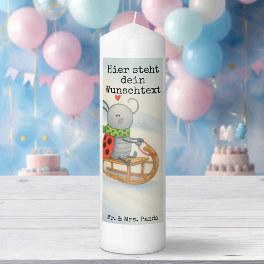 Personalised candle Smörle sledding Design Kerze Mit Prägung Und Wunschname, Osterkerze Mit Namen, Stearinkerze Mit Gravur, Bienenwachskerze Mit Wunschname, Kerze Für Hochzeit Mit Namensgravur, Taufekerze Mit Namensgravur, Glas-Kerze Mit Wunschname, Teelicht Mit Namensdruck, Adventskerze Mit Wunschname, Firmungskerze Mit Wunschname, Handgegossene Kerze Mit Namen, Tafelkerze Mit Wunschname, Bio-Kerze Mit Wunschname, Laternenkerze Mit Namensdruck, Personalisierte Kerze, Fair-Trade-Kerze Mit Namensgravur, Gedenkkerze Mit Namen, Blockkerze Mit Namensdruck, Metall-Kerze Mit Namensgravur, Kerze Für Geburtstag Mit Wunschname, LED-Kerze Mit Wunschname, Handgemachte Kerze Mit Wunschname, Kommunionkerze Mit Namen, Weihnachtskerze Mit Namensgravur, Gartenkerze Mit Namen, Outdoor-Kerze Mit Namensgravur, Kerze Mit Namen, Andachtskerze Mit Namensgravur, Streukerze Mit Namensdruck, Holz-Kerze Mit Namen, Votivkerze Mit Wunschname, Duftkerze Mit Namen, Stabkerze Mit Gravur, Grabkerze Mit Namensgravur, Sojawachskerze Mit Namensdruck, Schwimmkerze Mit Namen, Trauerkerze Mit Namen, Kerzen-Set Mit Namensgravur, Stumpenkerze Mit Namensgravur, Gastgeschenk Kerze Mit Namen, Tischkerze Mit Namensdruck, Kerze Mit Spruch Und Namen, Winter, Weihnachten, Weihnachtsdeko, Nikolaus, Advent, Heiligabend, Wintermotiv, Marzipan, Schlittenfahren, Smörle