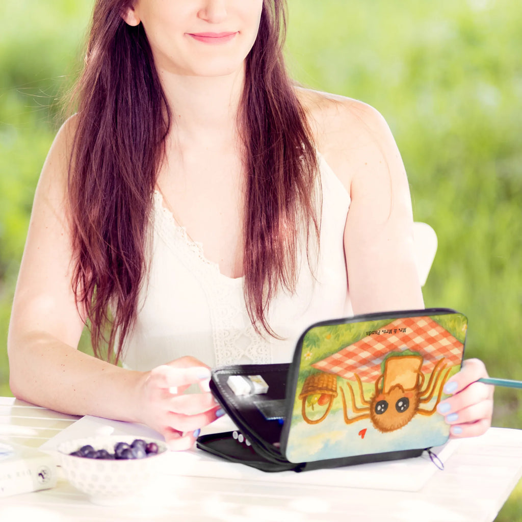 Federmappe Spinne Agathe Sandwich Design Bestückte Federmappe, Geschenk, Schüler, Büro Stifte Etui, Schülerin, Kinder Federmappe, Federmappe, Federmäppchen, Federmäppchen bedruckt, Kind, Einschulung, Stifte Etui, Schule, Motiv, Grundschule, Federmappe Einschulung, Stifterolle, Stiftetasche, Spinne Agathe, Spinne, Agathe, Videos, Merchandise, Mut, Lebensfreude, Hungrig, Alles wird gut, Hunger, Verfressen, Glück