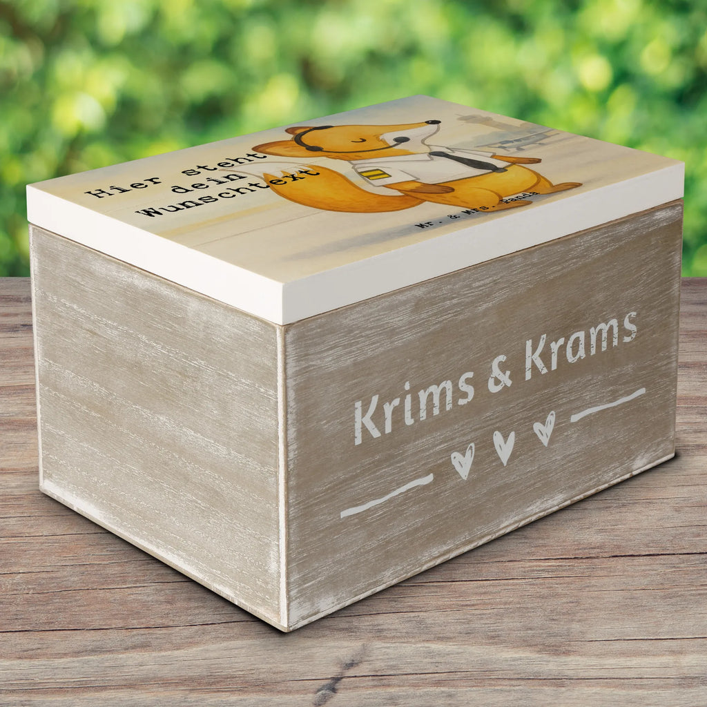 Personalised wooden chest Pilot Passion Design Erinnerungskiste Personalisiert, Aufbewahrungsbox mit Namen, Kiste Personalisiert, Erinnerungsbox mit Namen, Truhe mit Namen, Truhe Personalisiert, Schatulle Personalisiert, Aufbewahrungsbox Personalisiert, Dekokiste Personalisiert, Schatzkiste Personalisiert, Geschenkbox personalisiert, GEschenkdose personalisiert, Dekokiste mit Namen, Schatzkiste mit Namen, Holzkiste mit Namen, Erinnerungsbox Personalisiert, Kiste mit Namen, Erinnerungskiste, Schatulle mit Namen, mit Namen, Holzkiste Personalisiert, Beruf, Ausbildung, Jubiläum, Abschied, Rente, Kollege, Kollegin, Geschenk, Schenken, Arbeitskollege, Mitarbeiter, Firma, Danke, Dankeschön, Flugzeug, Pilot, Flugkapitän, Cockpit