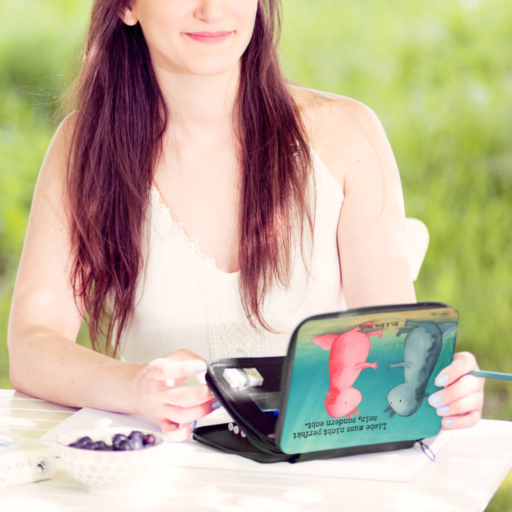 Federmappe Axolotl Liebe Design Federmappe, Stiftetasche, Stifte Etui, Schule, Einschulung, Geschenk, Kind, Schüler, Schülerin, Stifterolle, Federmäppchen, Motiv, Grundschule, Federmäppchen bedruckt, Büro Stifte Etui, Bestückte Federmappe, Kinder Federmappe, Federmappe Einschulung, Axolotl, Molch, Axolot, Schwanzlurch, Lurch, Lurche, Liebe, große Liebe, Liebesbeweis, Freund, Verlobter, Ehemann, Jahrestag, Valentinstag